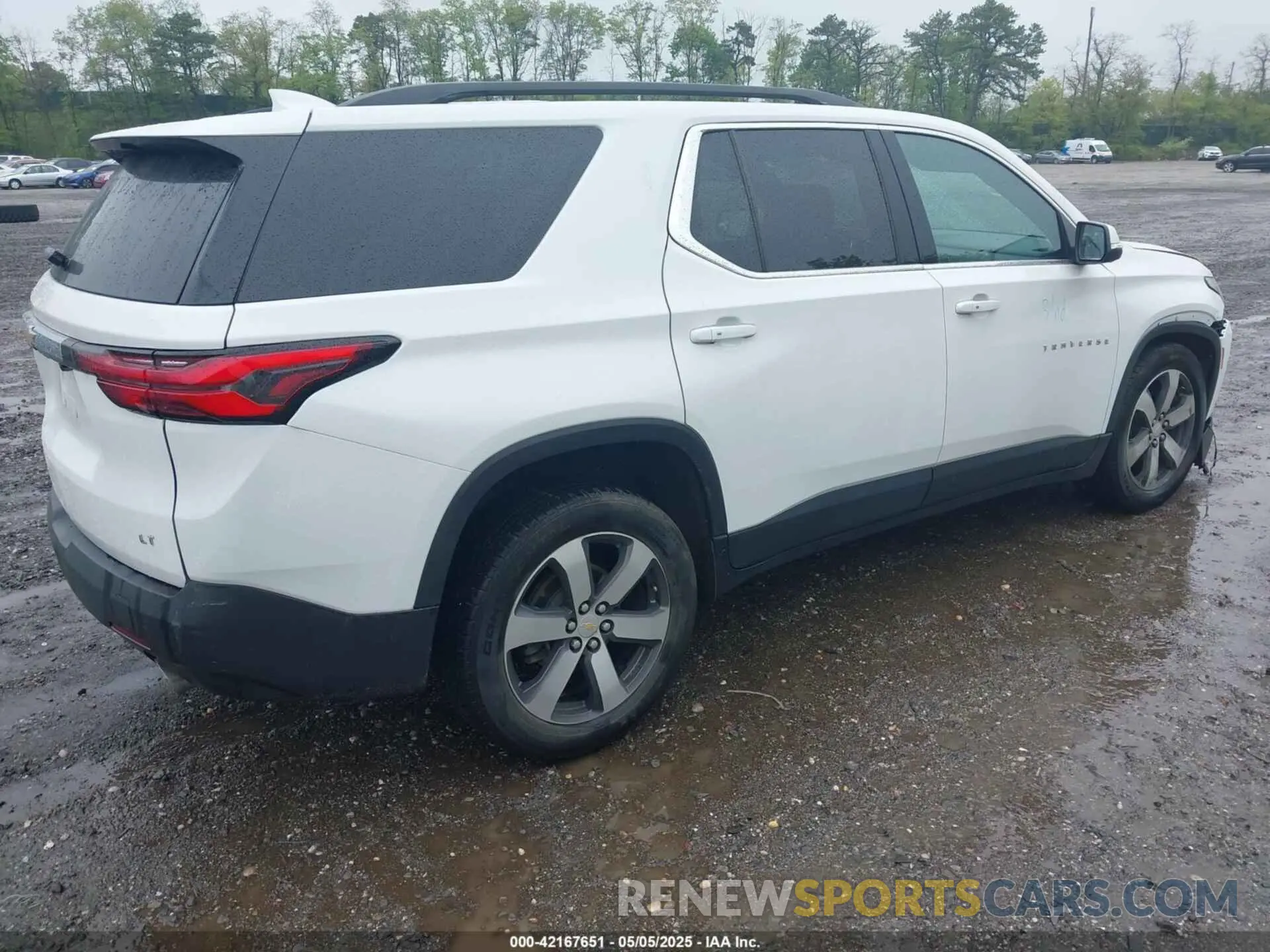 4 Photograph of a damaged car 1GNEVHKW6NJ135807 CHEVROLET TRAVERSE 2022