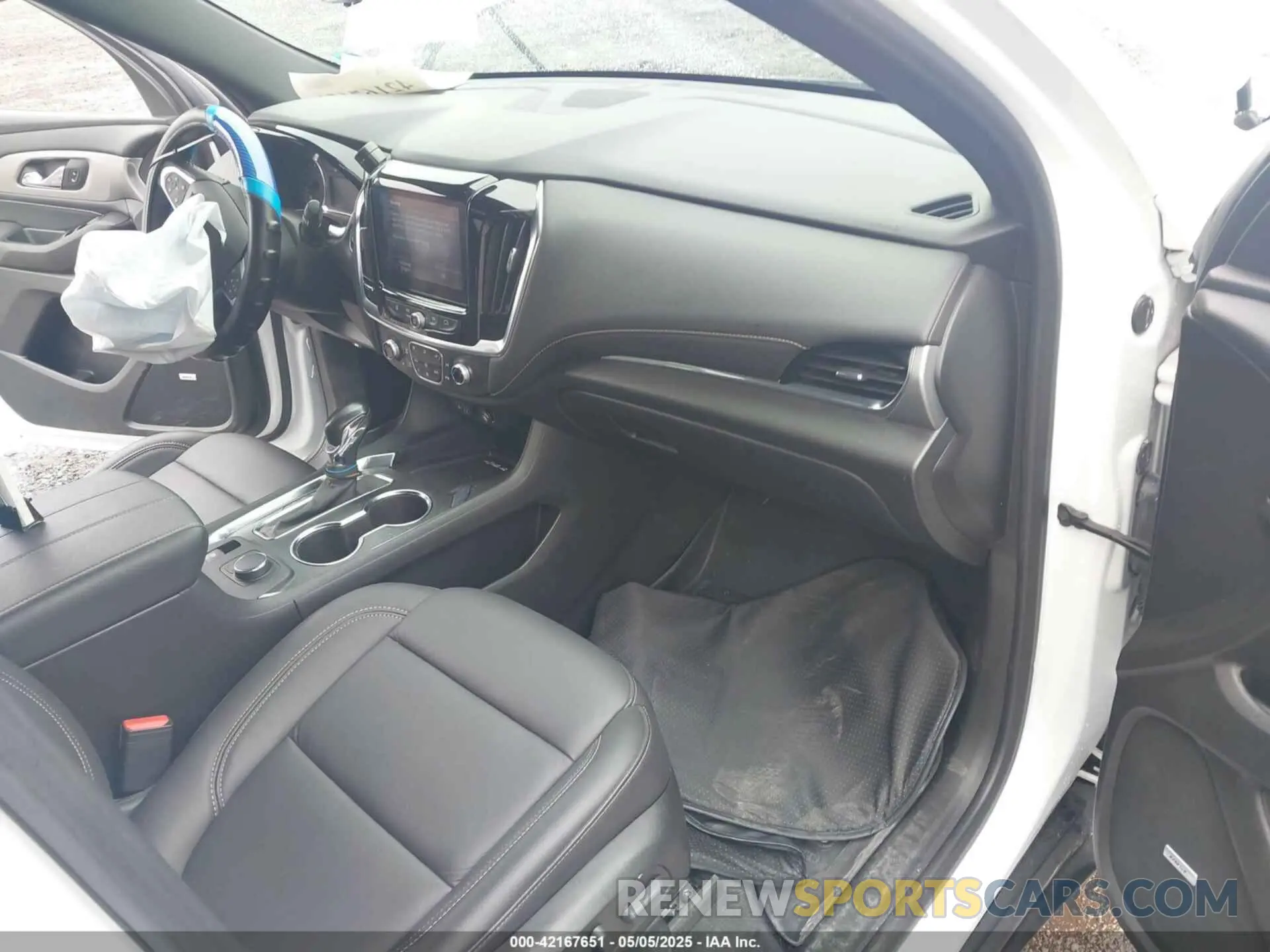 5 Photograph of a damaged car 1GNEVHKW6NJ135807 CHEVROLET TRAVERSE 2022