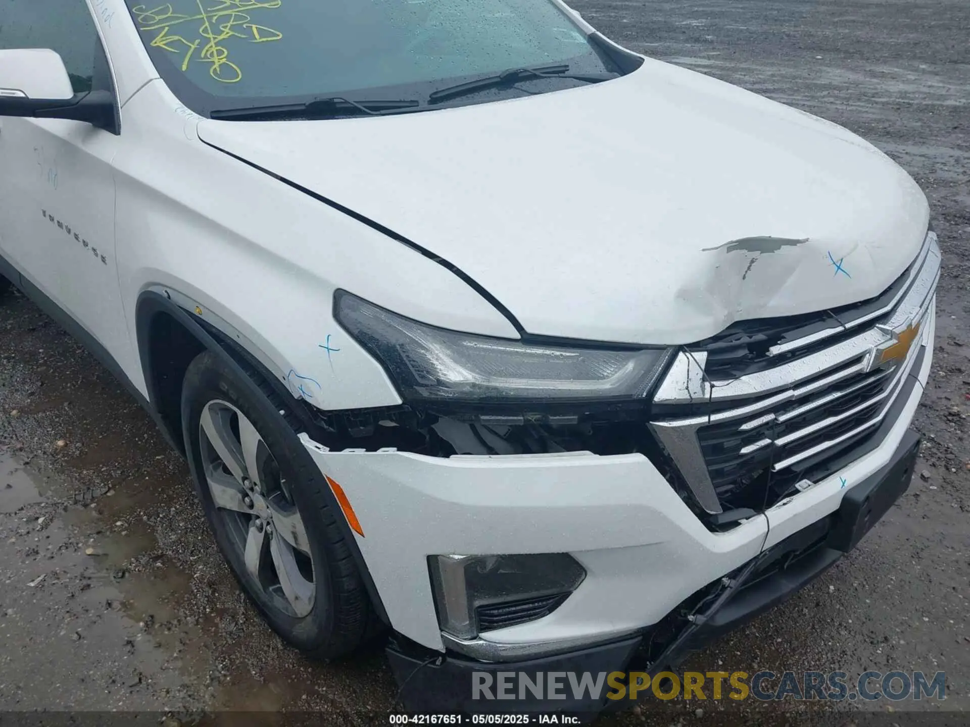 6 Photograph of a damaged car 1GNEVHKW6NJ135807 CHEVROLET TRAVERSE 2022