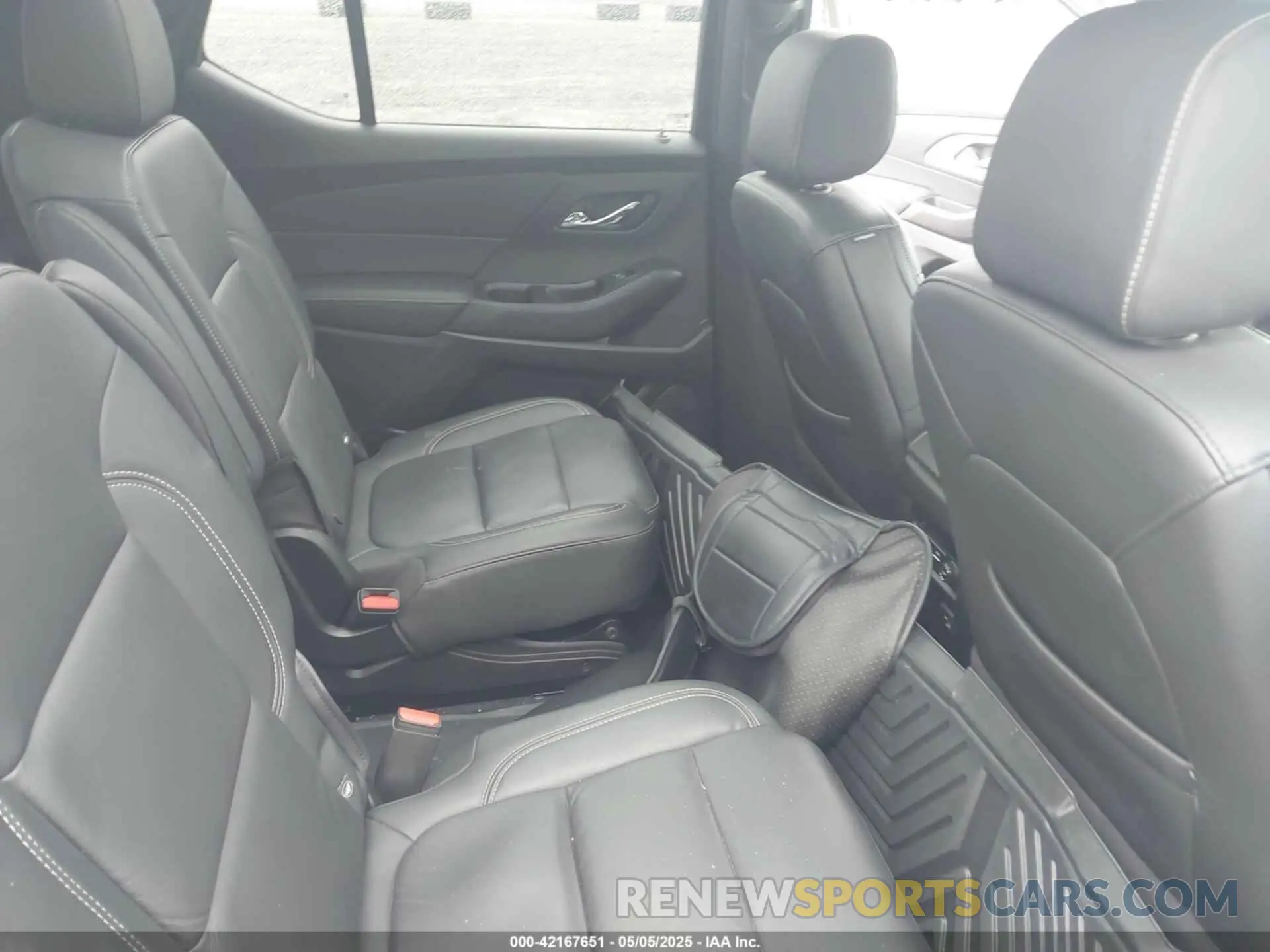 8 Photograph of a damaged car 1GNEVHKW6NJ135807 CHEVROLET TRAVERSE 2022