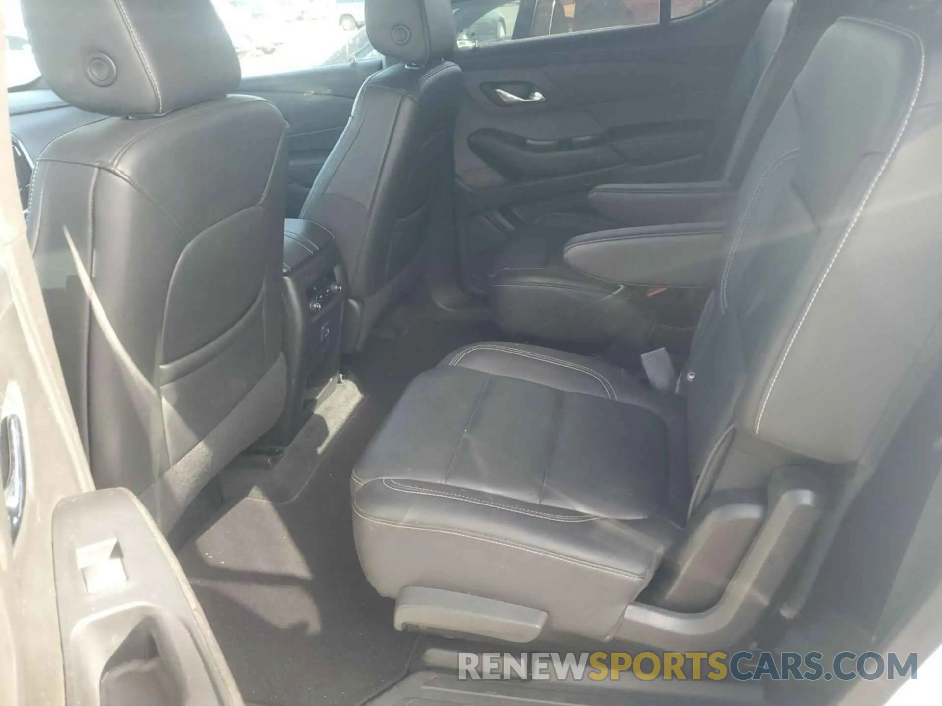 10 Photograph of a damaged car 1GNEVHKW6NJ139548 CHEVROLET TRAVERSE 2022