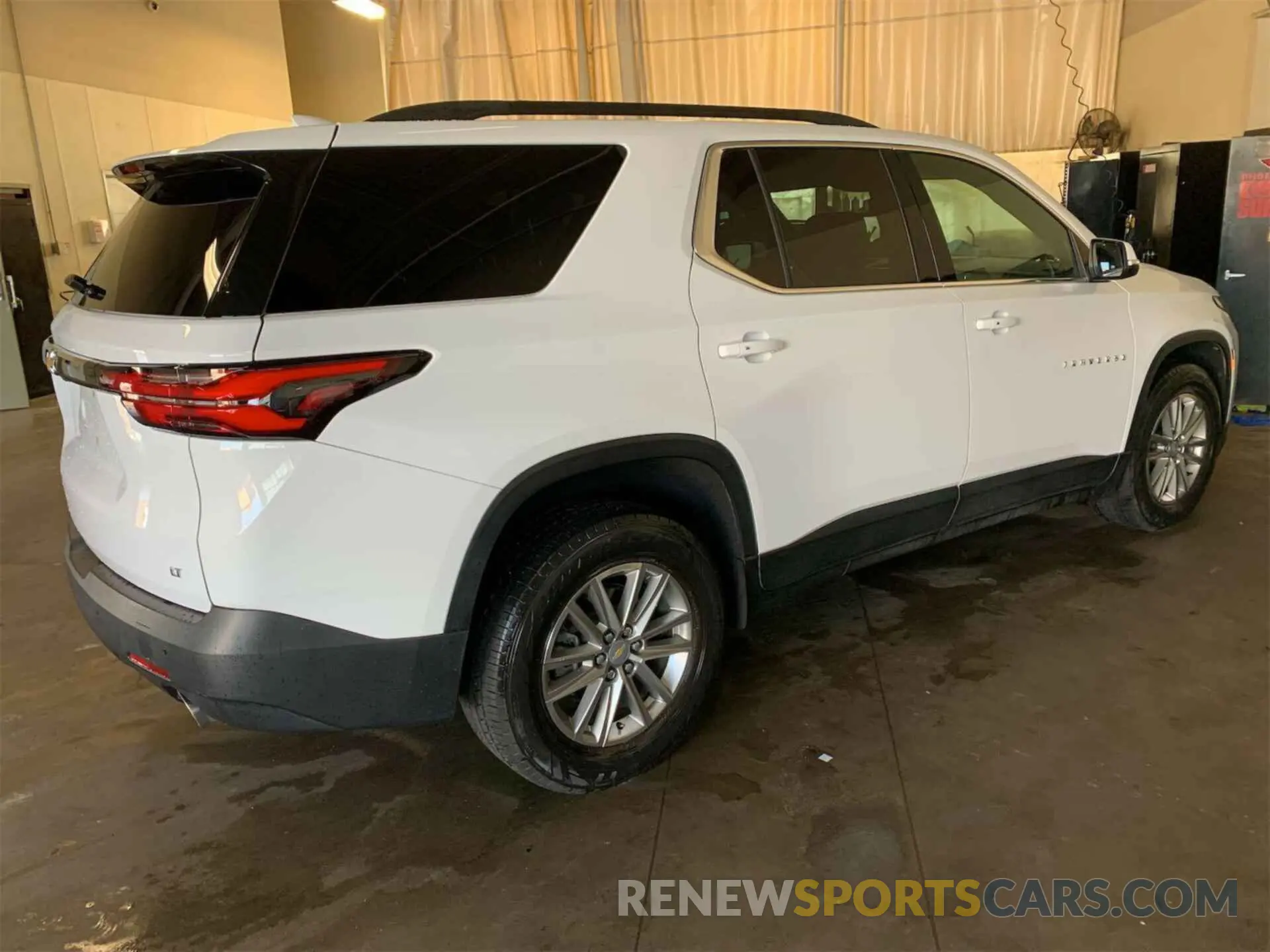 15 Photograph of a damaged car 1GNEVHKW6NJ139548 CHEVROLET TRAVERSE 2022