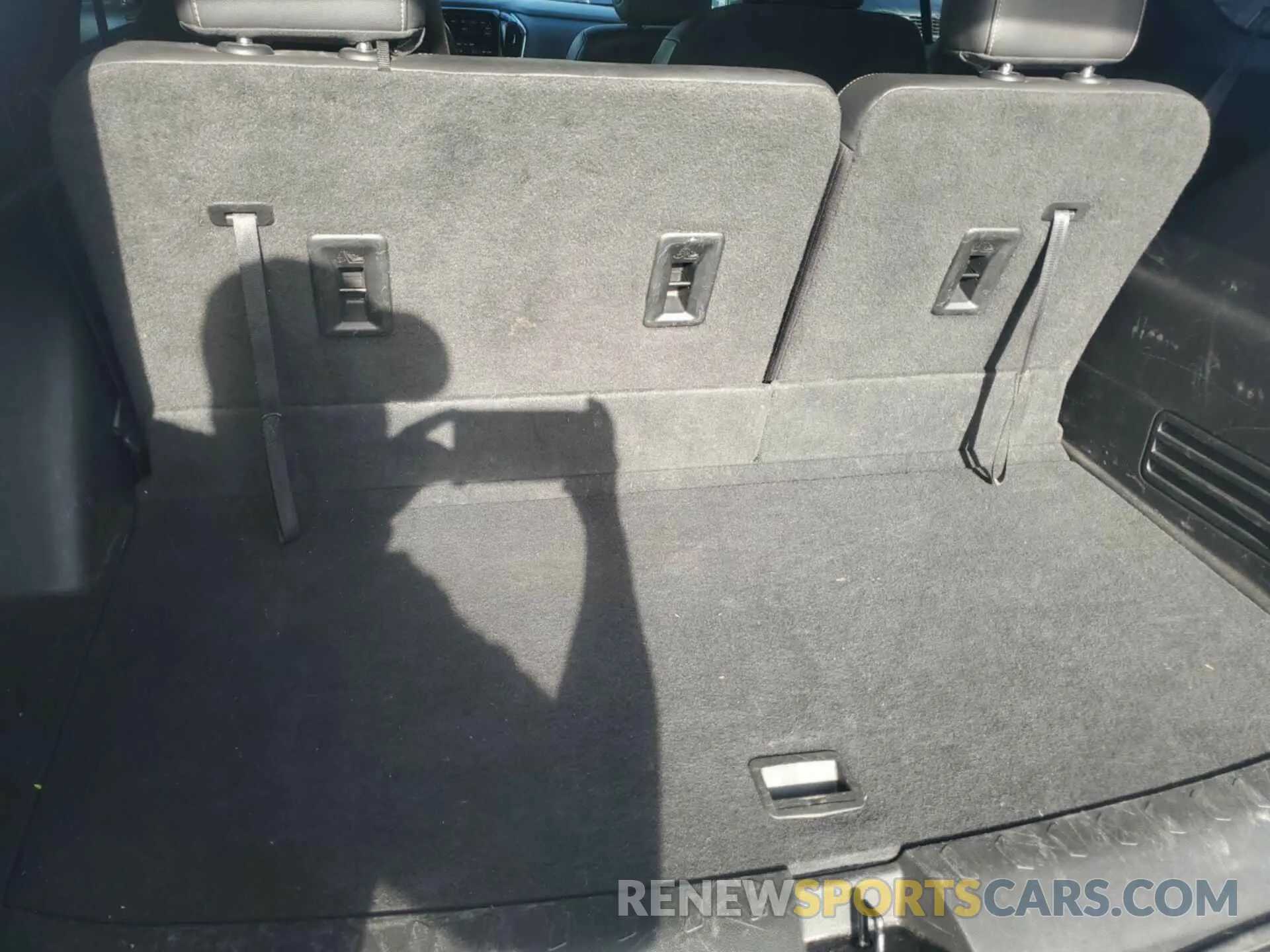 8 Photograph of a damaged car 1GNEVHKW6NJ139548 CHEVROLET TRAVERSE 2022
