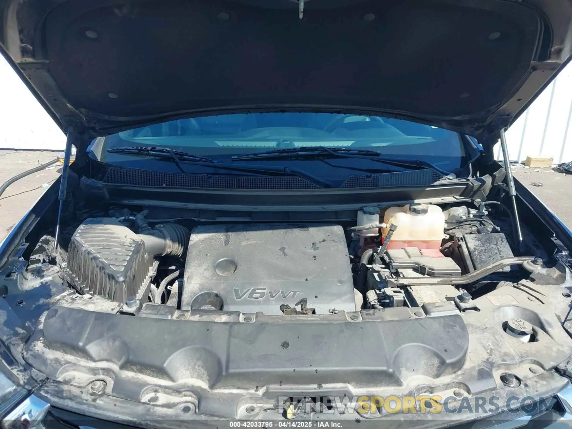 10 Photograph of a damaged car 1GNEVHKW7NJ136660 CHEVROLET TRAVERSE 2022
