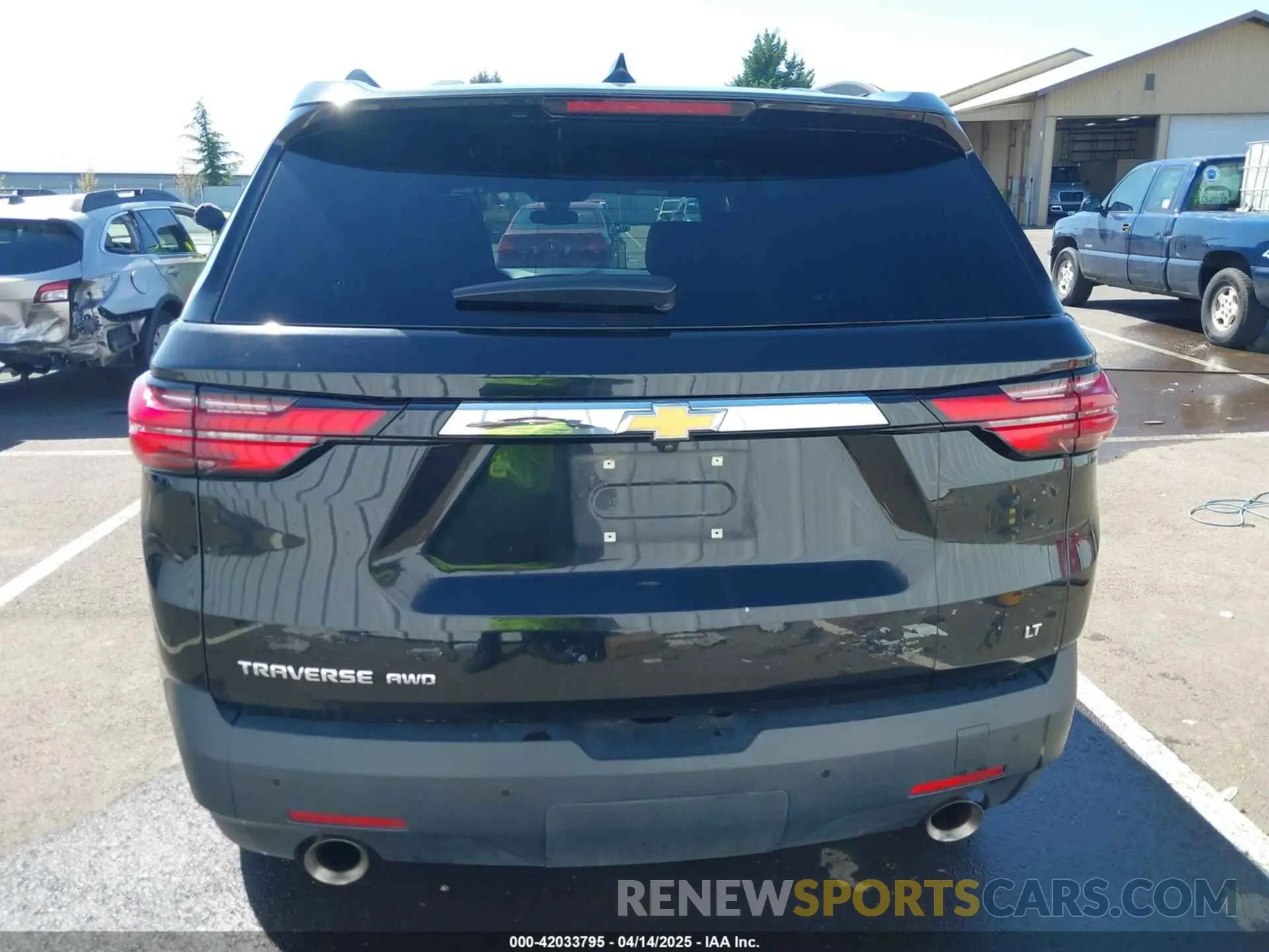 16 Photograph of a damaged car 1GNEVHKW7NJ136660 CHEVROLET TRAVERSE 2022