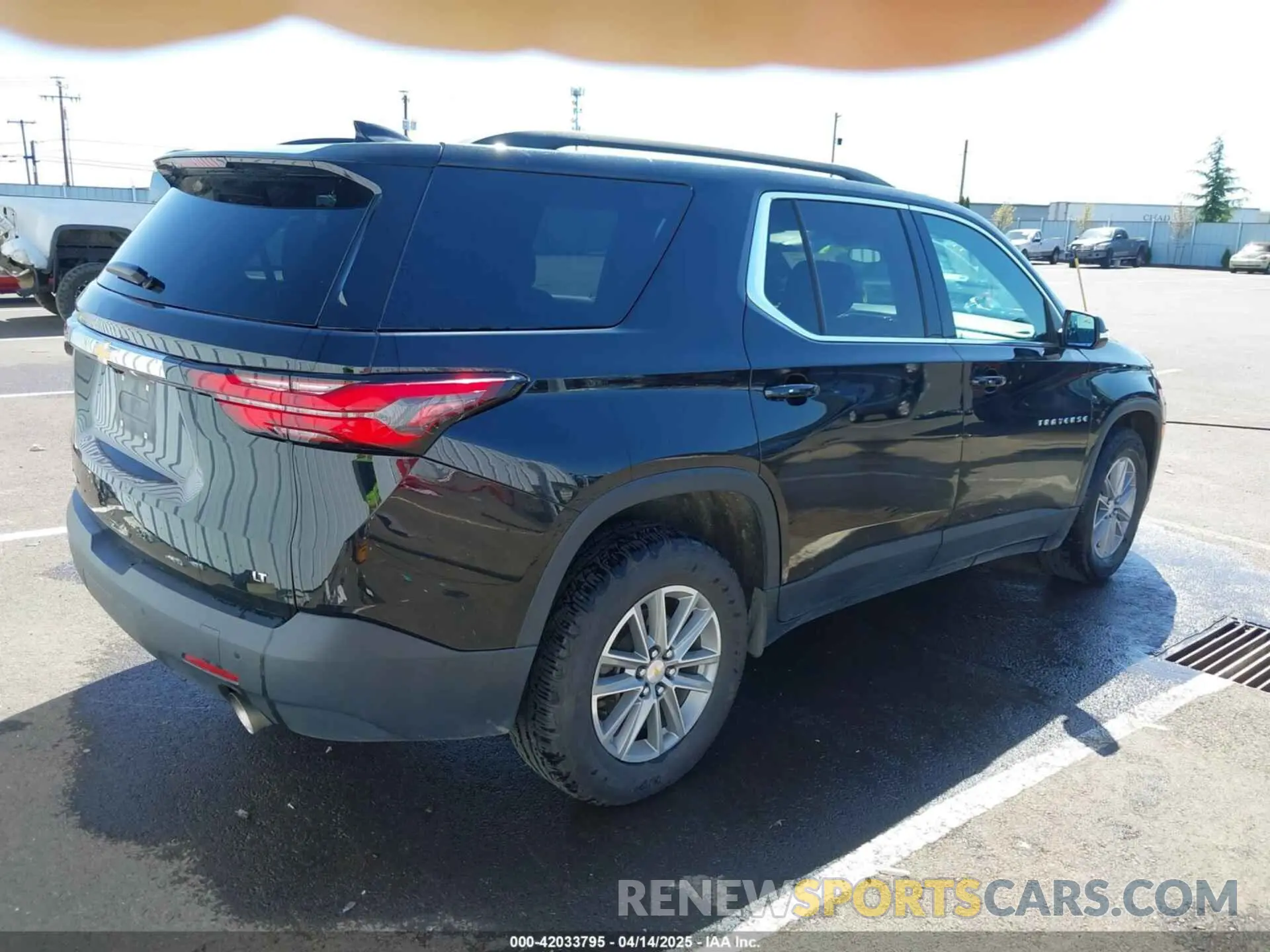 4 Photograph of a damaged car 1GNEVHKW7NJ136660 CHEVROLET TRAVERSE 2022