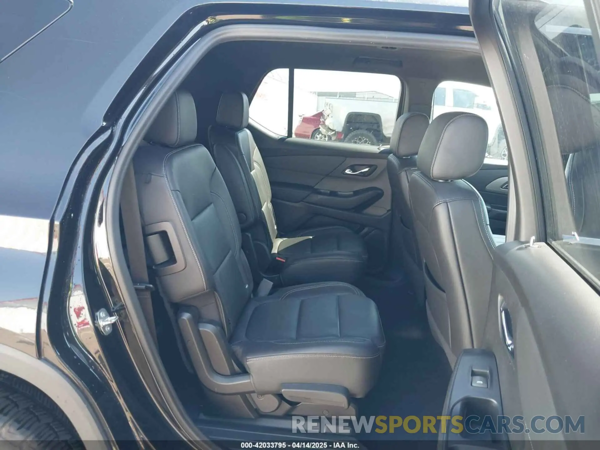8 Photograph of a damaged car 1GNEVHKW7NJ136660 CHEVROLET TRAVERSE 2022