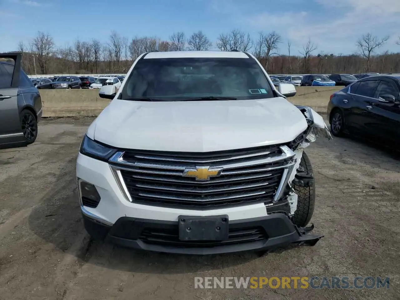 5 Photograph of a damaged car 1GNEVHKW7NJ156164 CHEVROLET TRAVERSE 2022
