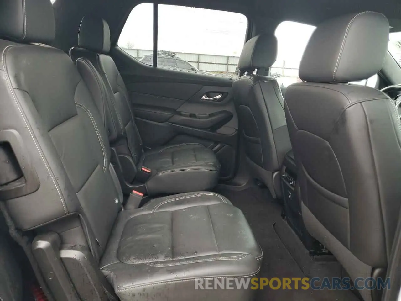 11 Photograph of a damaged car 1GNEVHKWXNJ126219 CHEVROLET TRAVERSE 2022