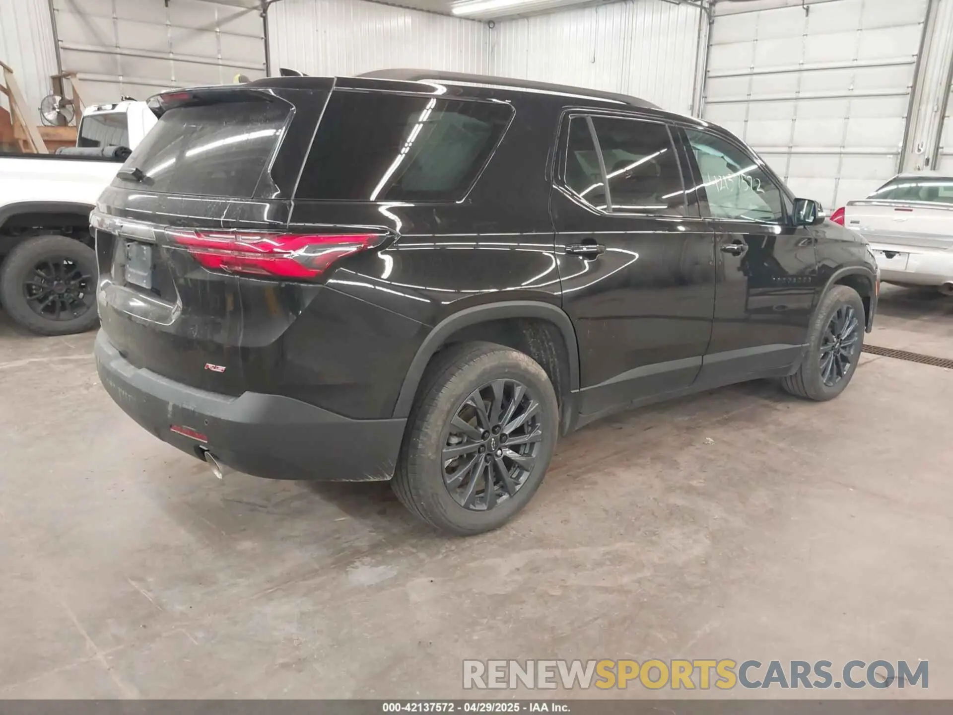 4 Photograph of a damaged car 1GNEVJKW5NJ143145 CHEVROLET TRAVERSE 2022