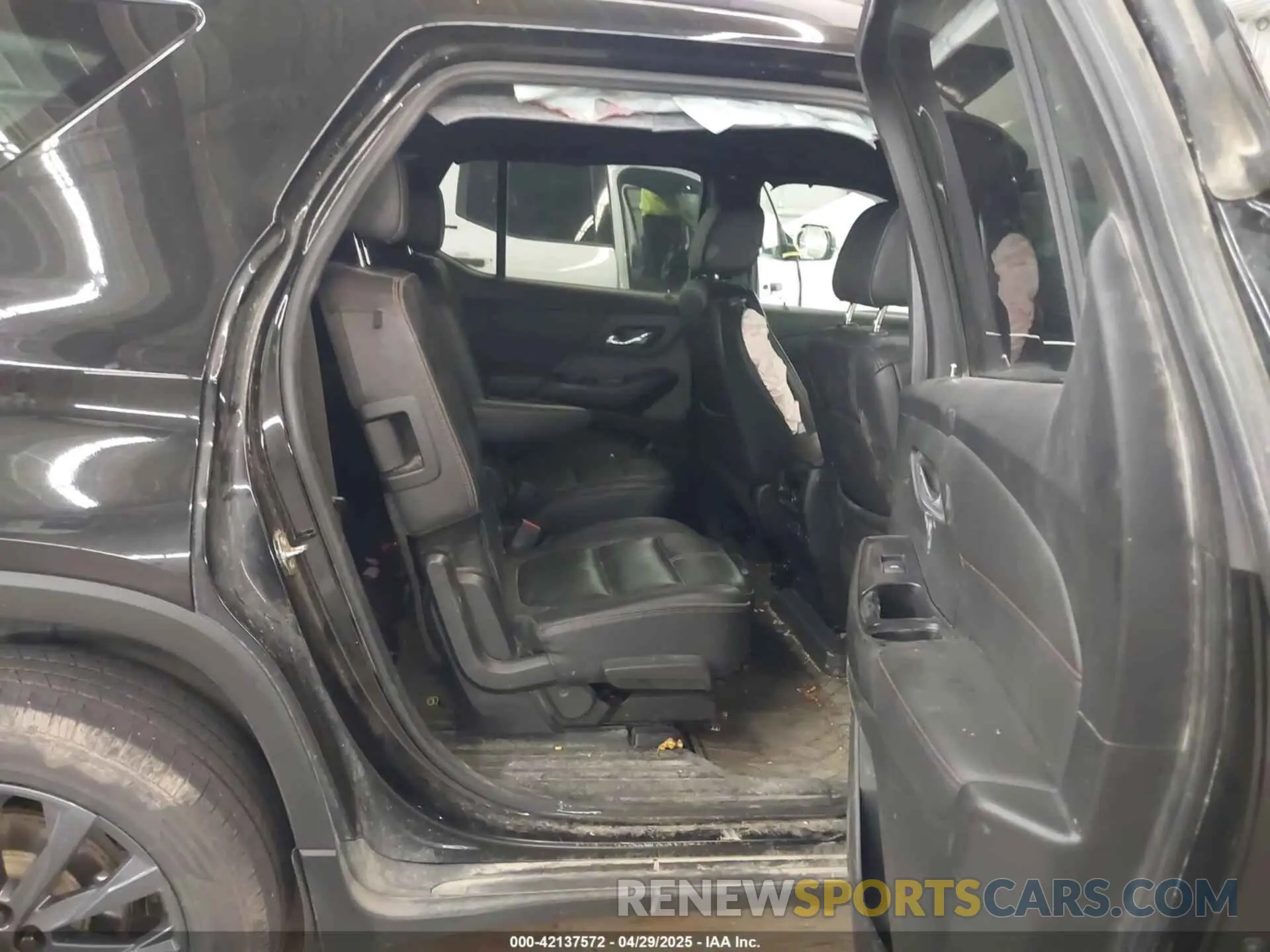 8 Photograph of a damaged car 1GNEVJKW5NJ143145 CHEVROLET TRAVERSE 2022