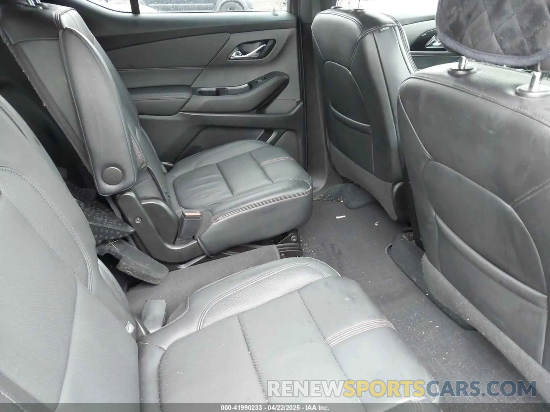8 Photograph of a damaged car 1GNEVJKW6NJ111191 CHEVROLET TRAVERSE 2022