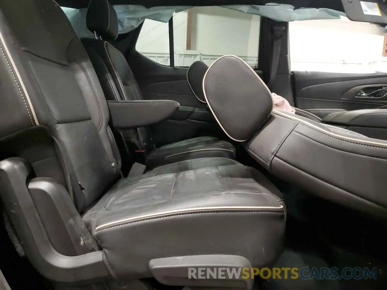 11 Photograph of a damaged car 1GNEVKKW2NJ138460 CHEVROLET TRAVERSE 2022