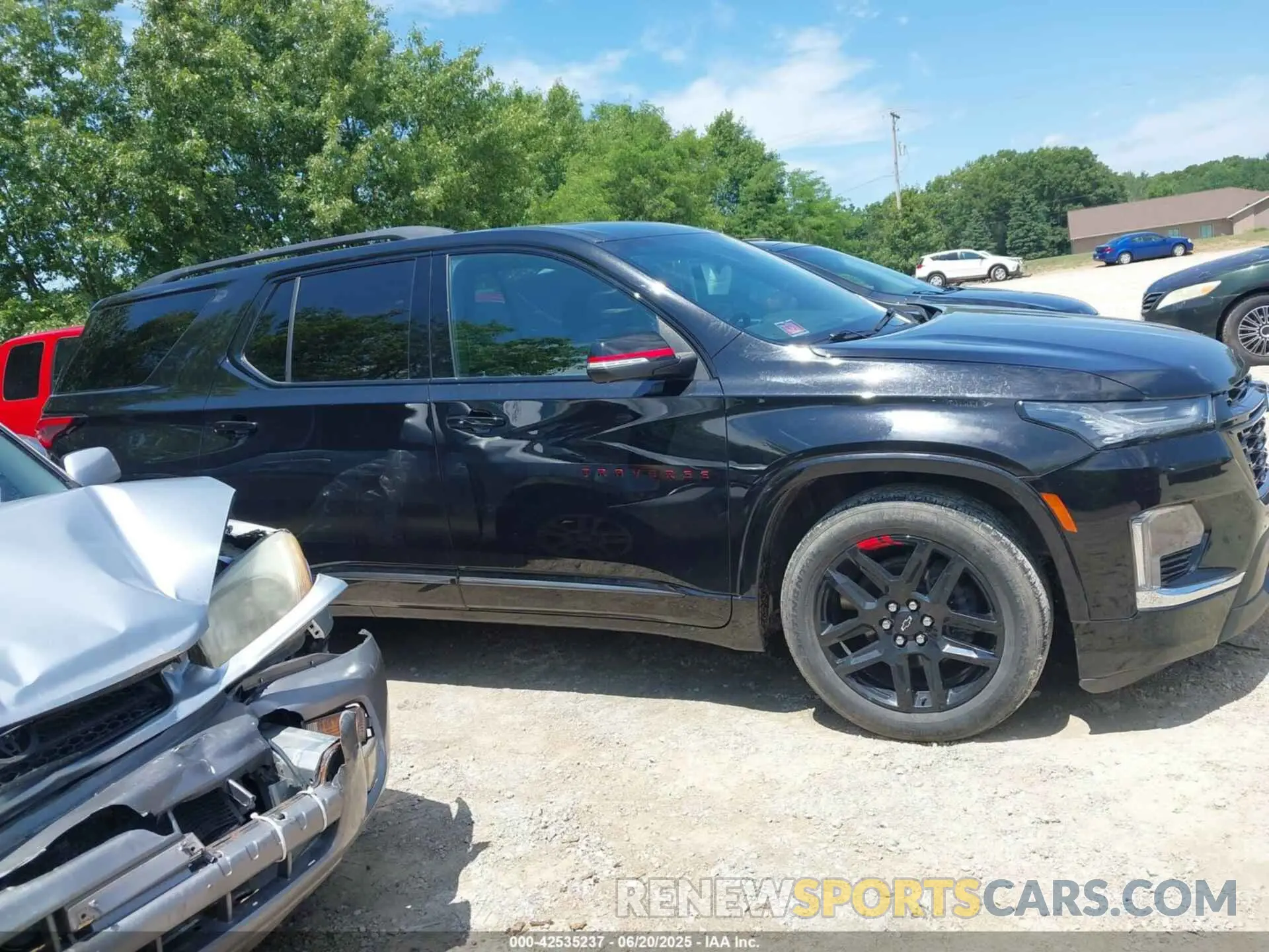 13 Photograph of a damaged car 1GNEVKKW4NJ100101 CHEVROLET TRAVERSE 2022