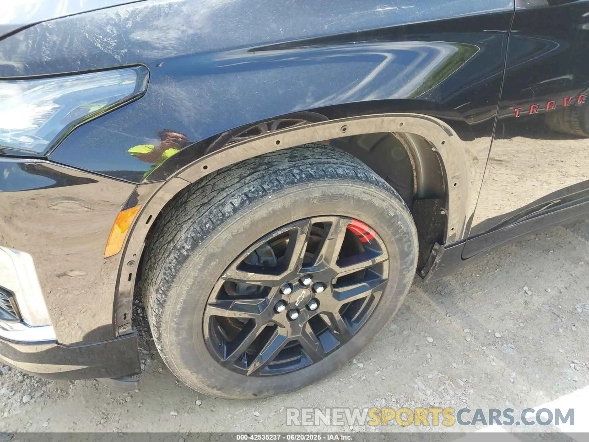 17 Photograph of a damaged car 1GNEVKKW4NJ100101 CHEVROLET TRAVERSE 2022