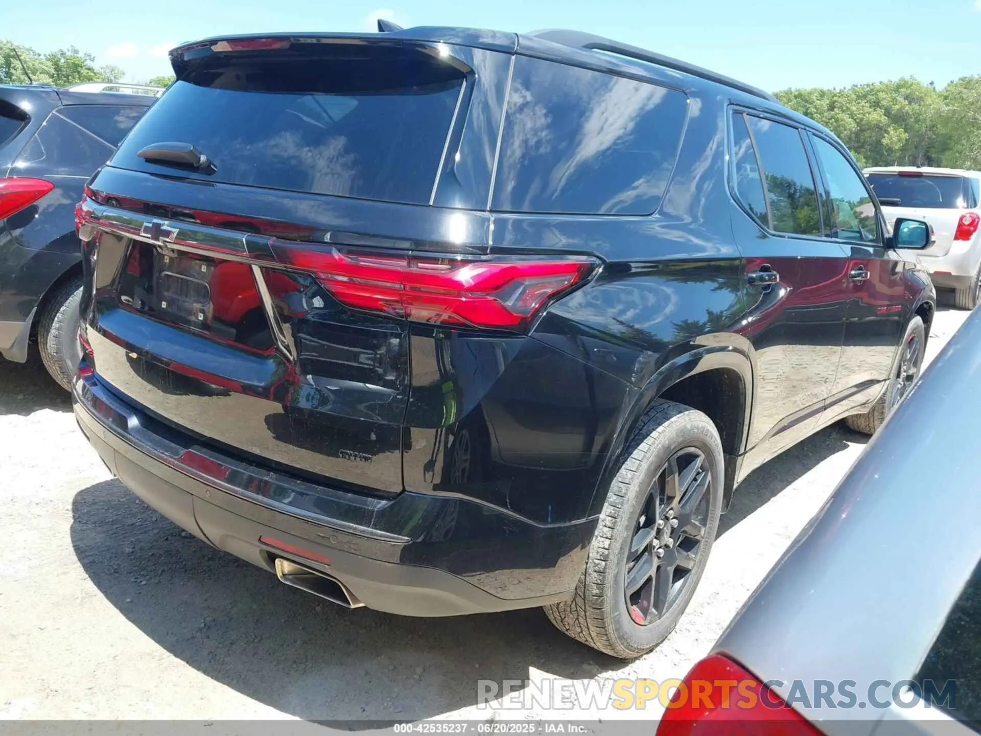 4 Photograph of a damaged car 1GNEVKKW4NJ100101 CHEVROLET TRAVERSE 2022