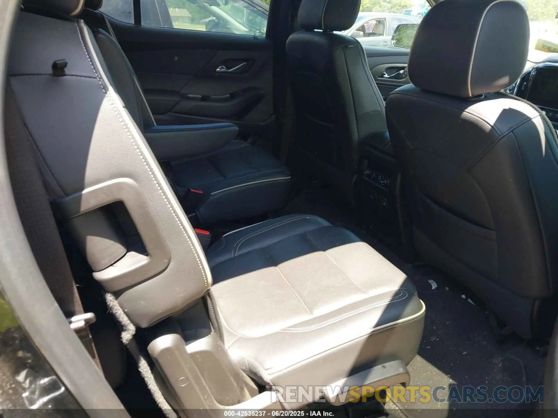 8 Photograph of a damaged car 1GNEVKKW4NJ100101 CHEVROLET TRAVERSE 2022