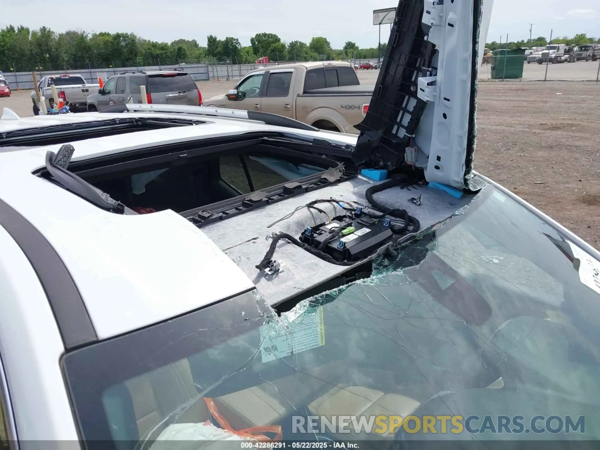 14 Photograph of a damaged car 1GNEVKKW4NJ191323 CHEVROLET TRAVERSE 2022