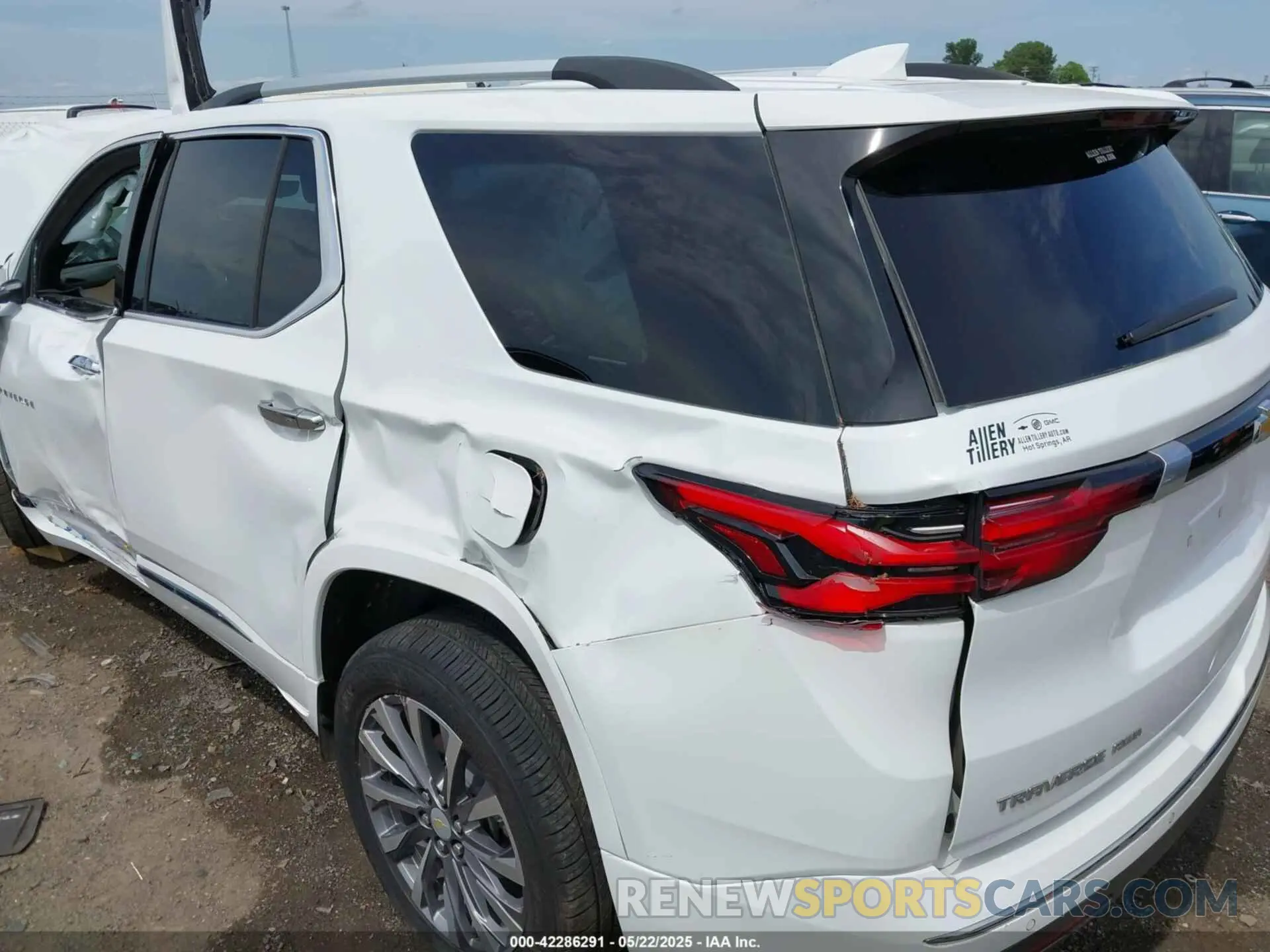 17 Photograph of a damaged car 1GNEVKKW4NJ191323 CHEVROLET TRAVERSE 2022