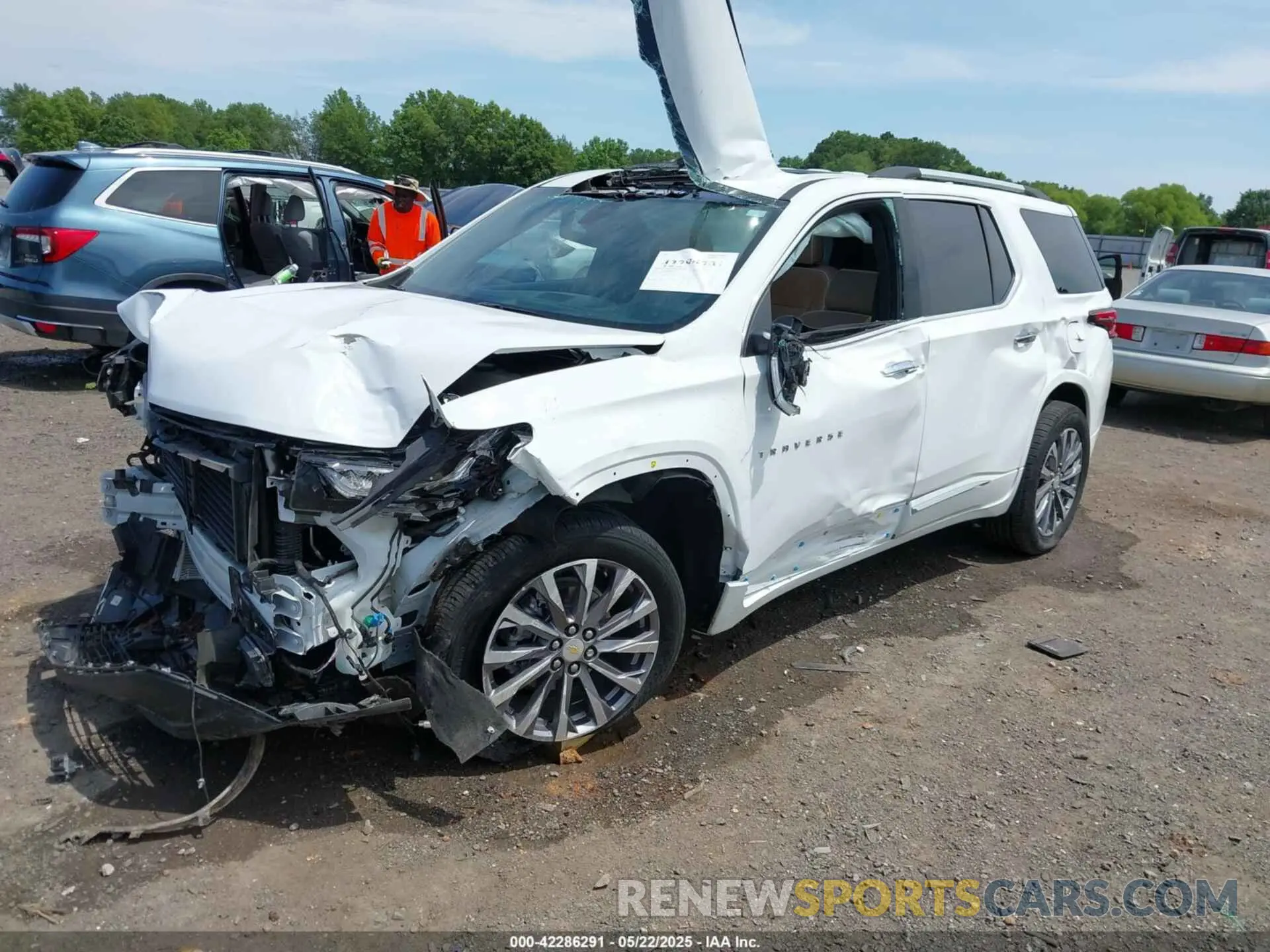 2 Photograph of a damaged car 1GNEVKKW4NJ191323 CHEVROLET TRAVERSE 2022