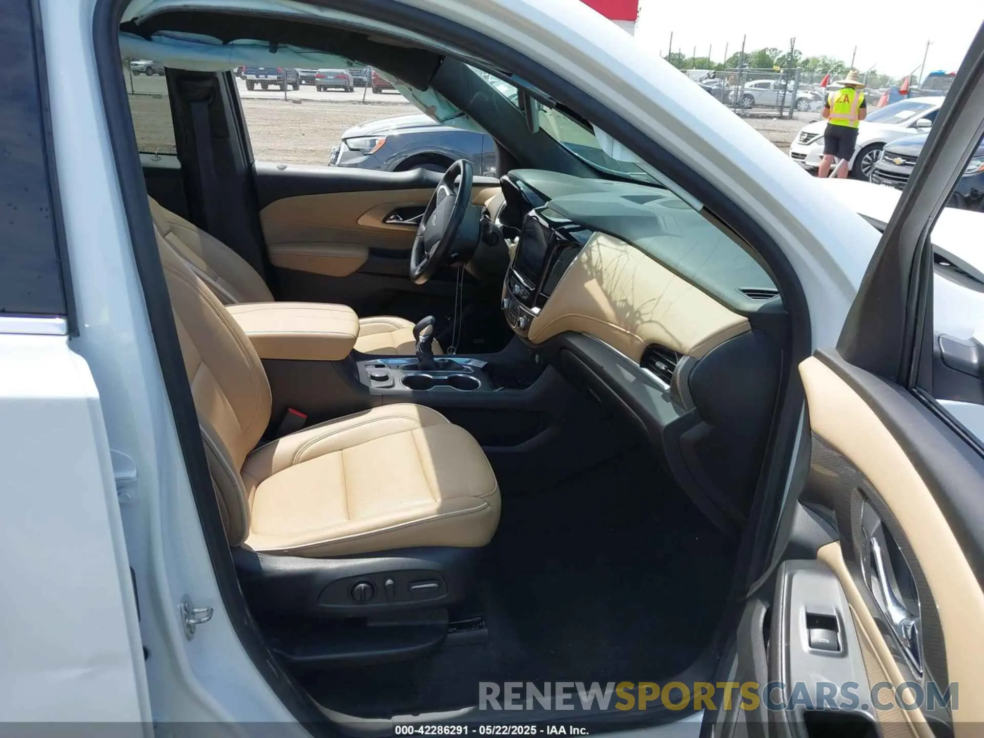 5 Photograph of a damaged car 1GNEVKKW4NJ191323 CHEVROLET TRAVERSE 2022