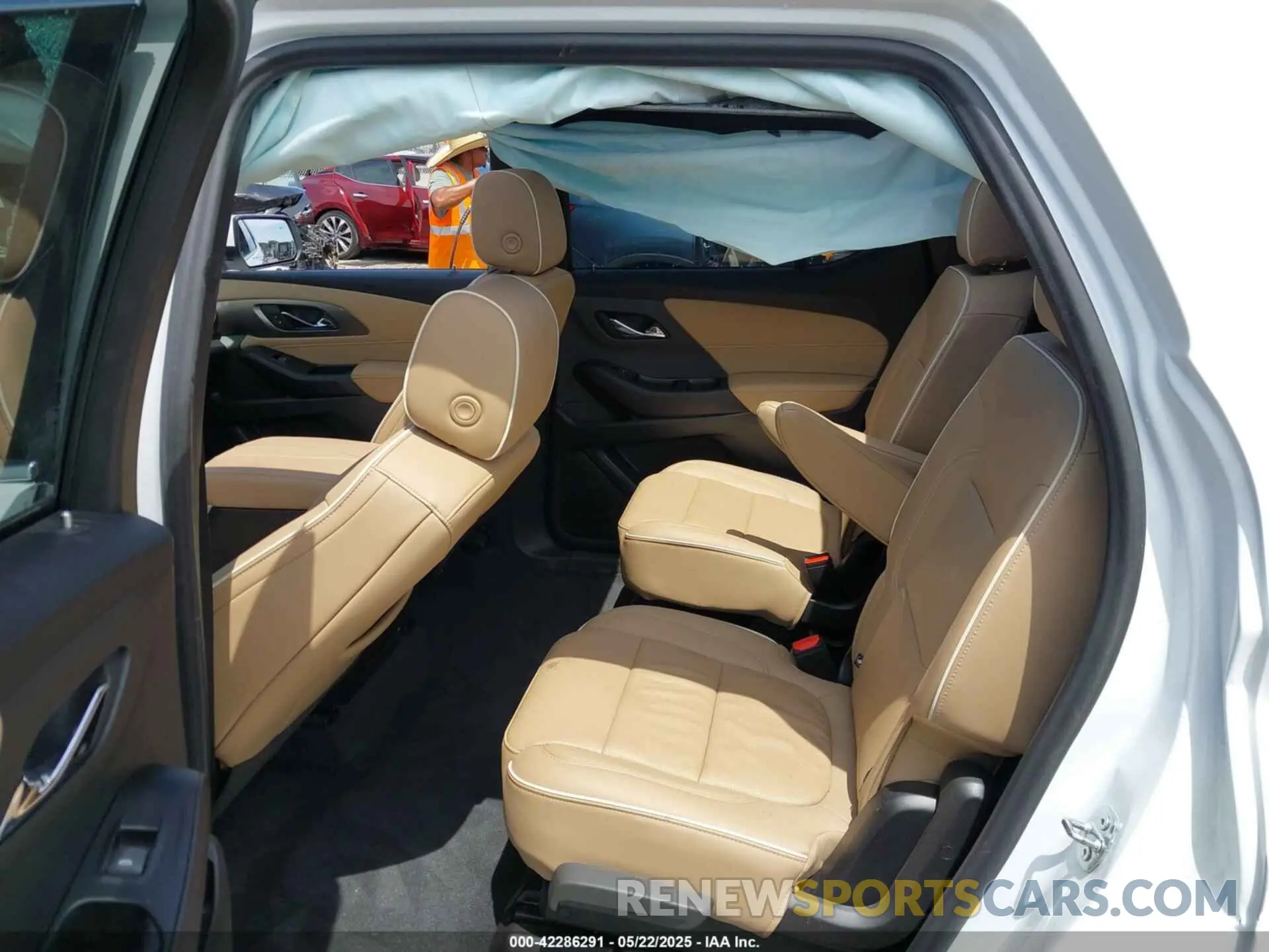 8 Photograph of a damaged car 1GNEVKKW4NJ191323 CHEVROLET TRAVERSE 2022