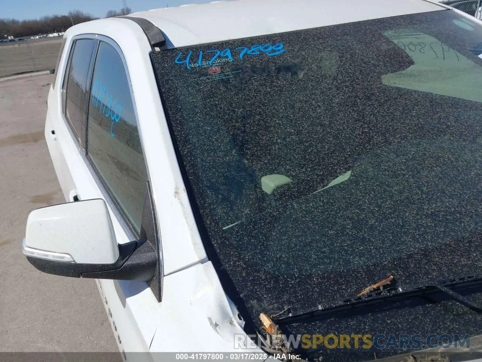 18 Photograph of a damaged car 1GNEVLKWXNJ102005 CHEVROLET TRAVERSE 2022