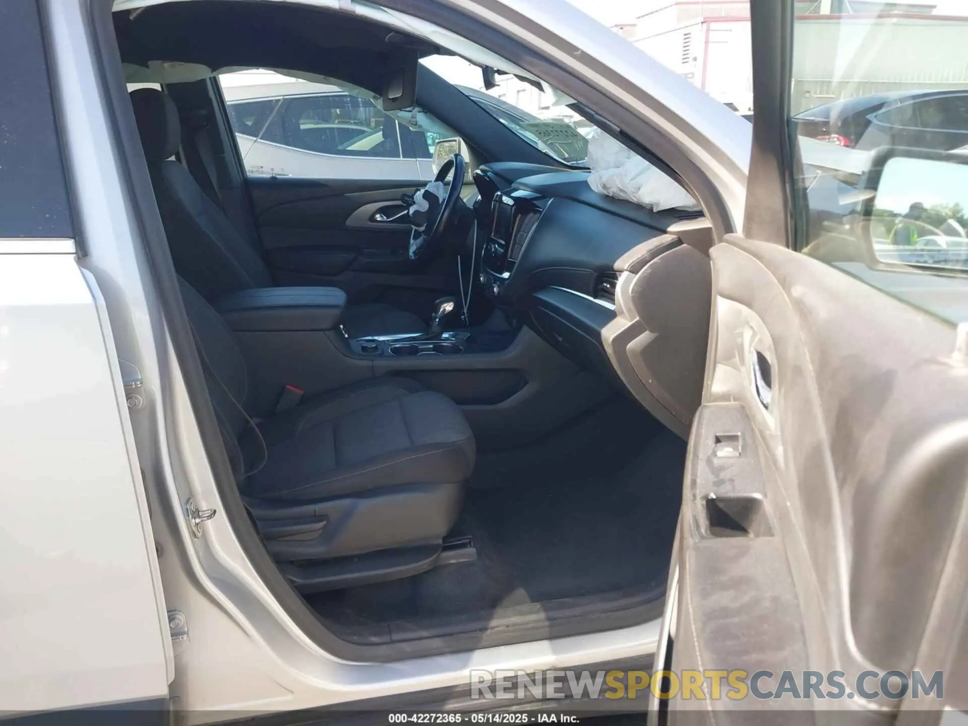 5 Photograph of a damaged car 1GNEVMKW7NJ168646 CHEVROLET TRAVERSE 2022