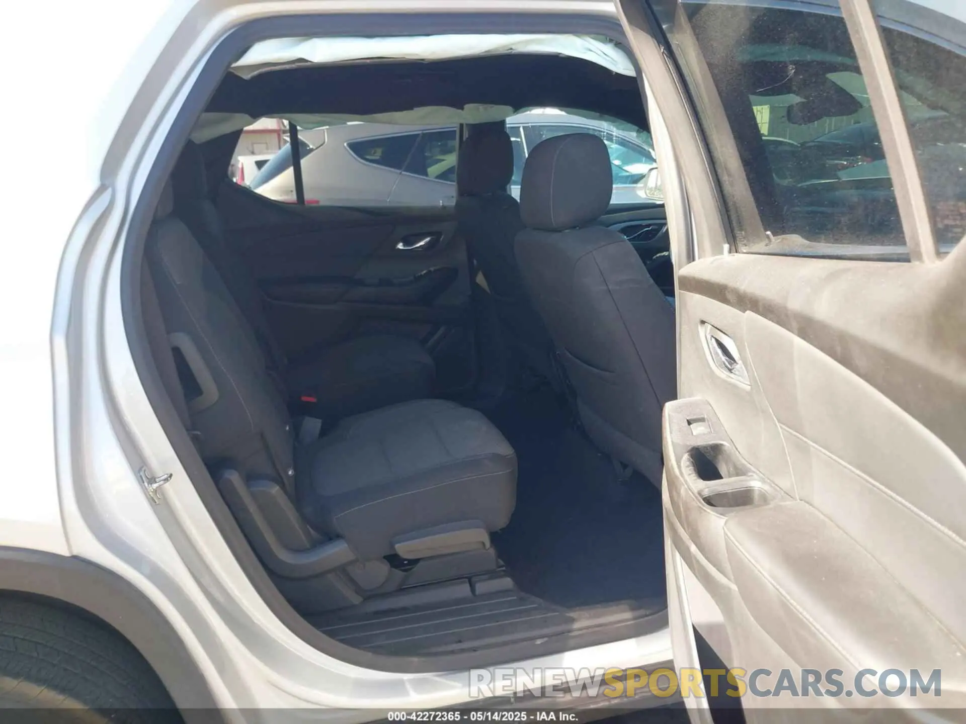 8 Photograph of a damaged car 1GNEVMKW7NJ168646 CHEVROLET TRAVERSE 2022