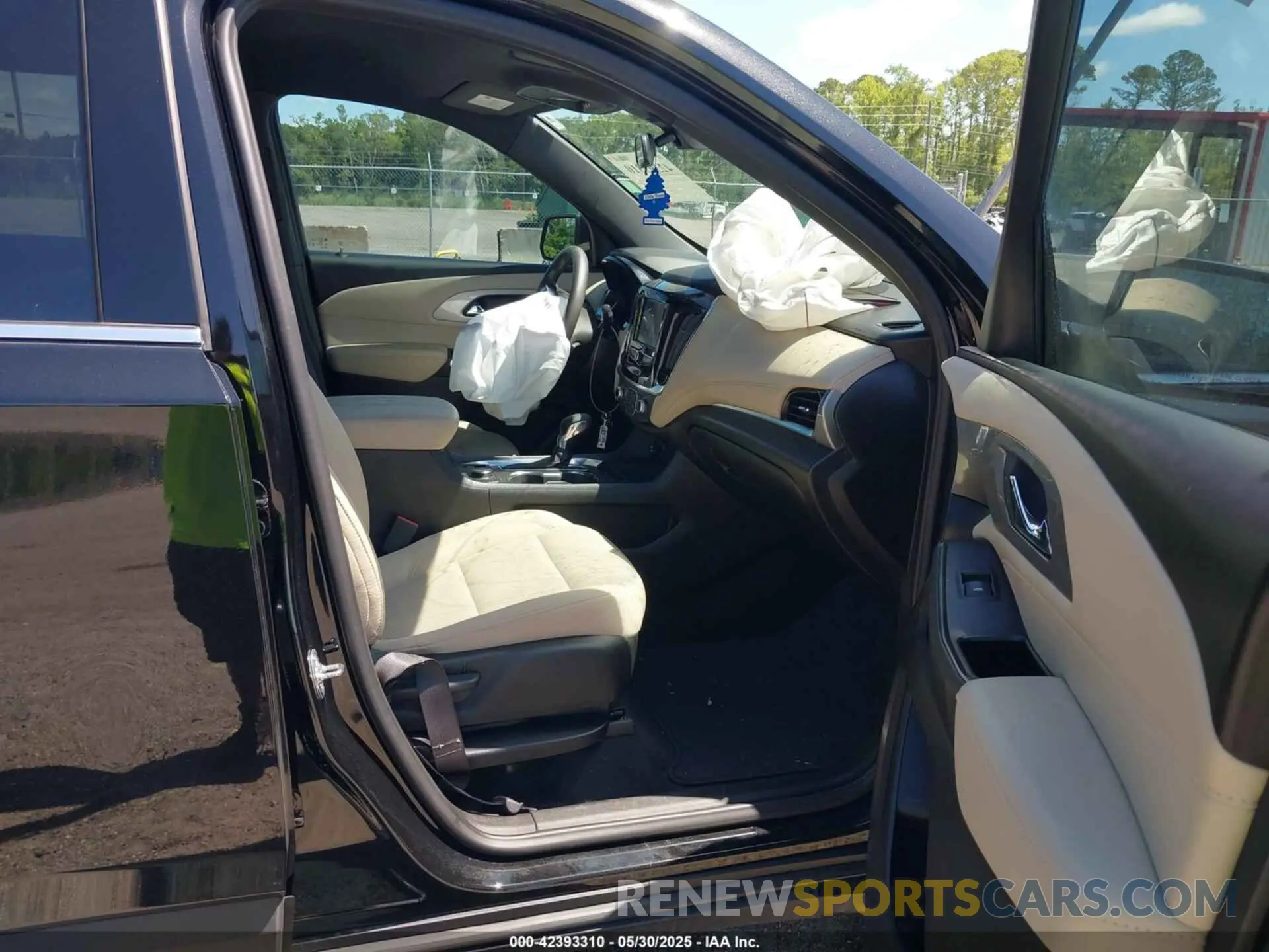 5 Photograph of a damaged car 1GNERFKWXPJ320101 CHEVROLET TRAVERSE 2023