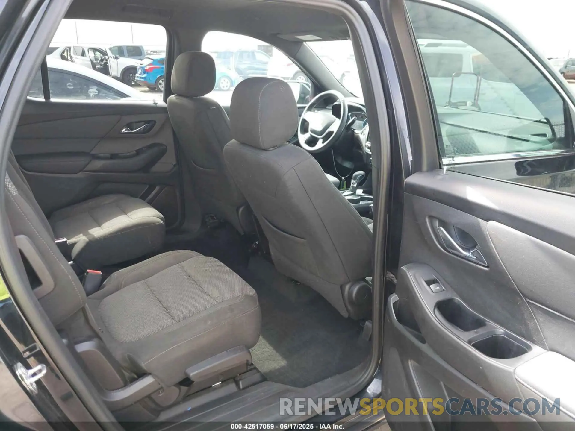 8 Photograph of a damaged car 1GNERGKW1PJ122402 CHEVROLET TRAVERSE 2023