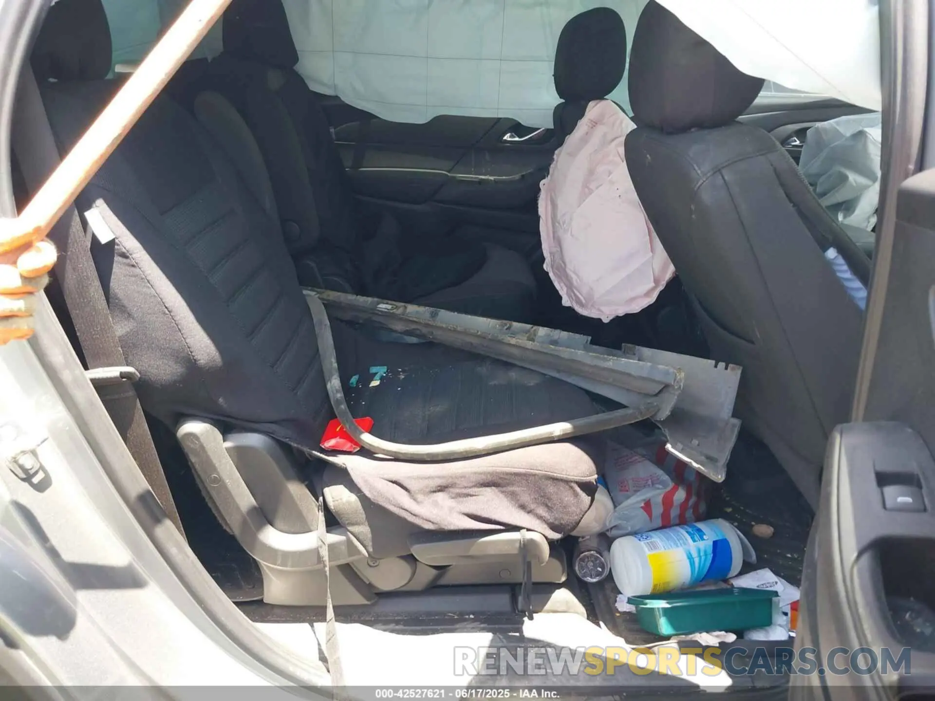 8 Photograph of a damaged car 1GNERGKW8PJ166414 CHEVROLET TRAVERSE 2023