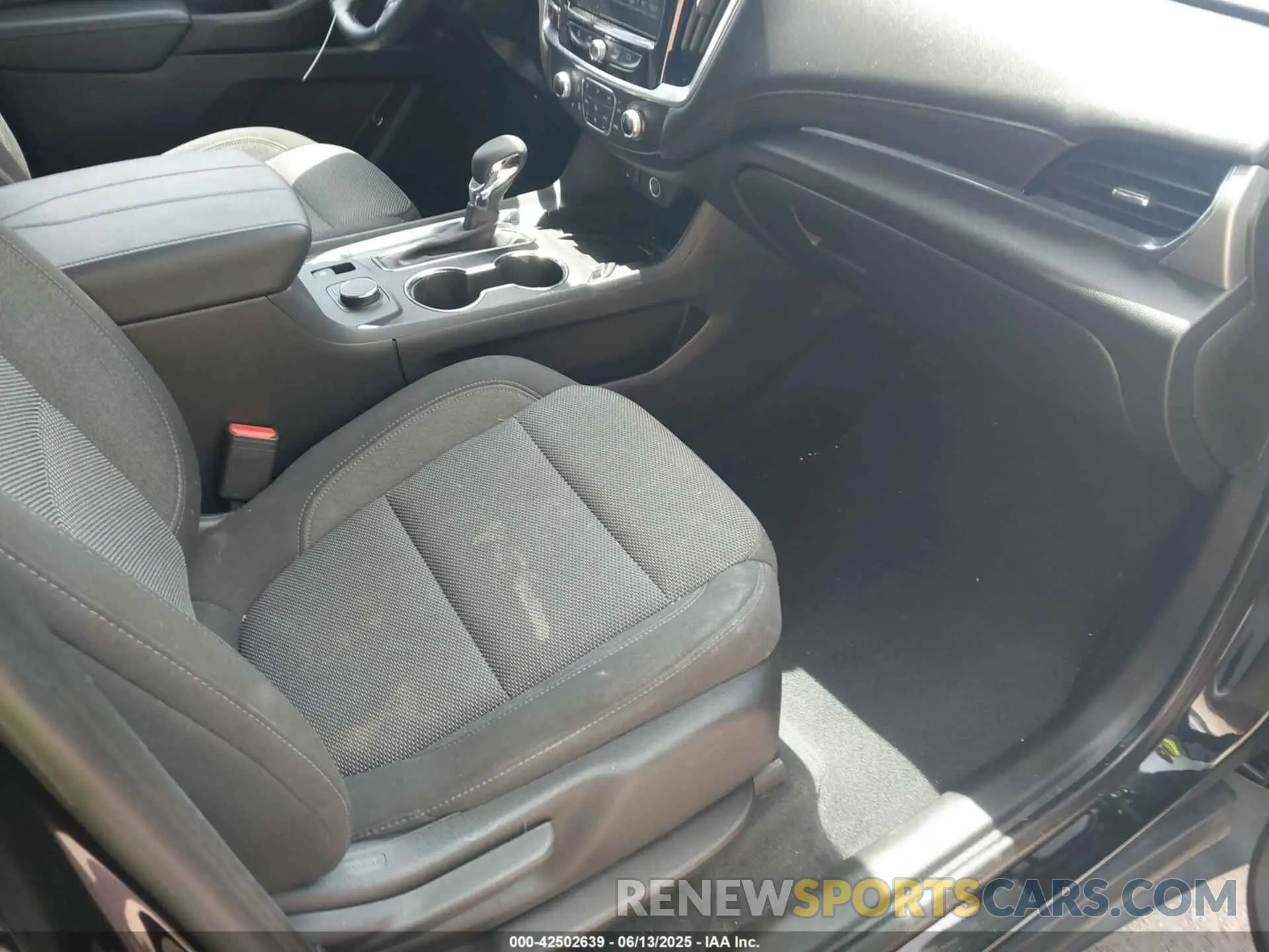 5 Photograph of a damaged car 1GNERGKW8PJ187375 CHEVROLET TRAVERSE 2023