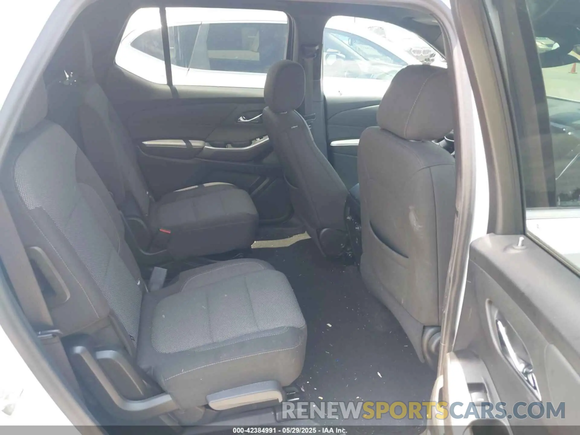 8 Photograph of a damaged car 1GNERGKW8PJ332415 CHEVROLET TRAVERSE 2023