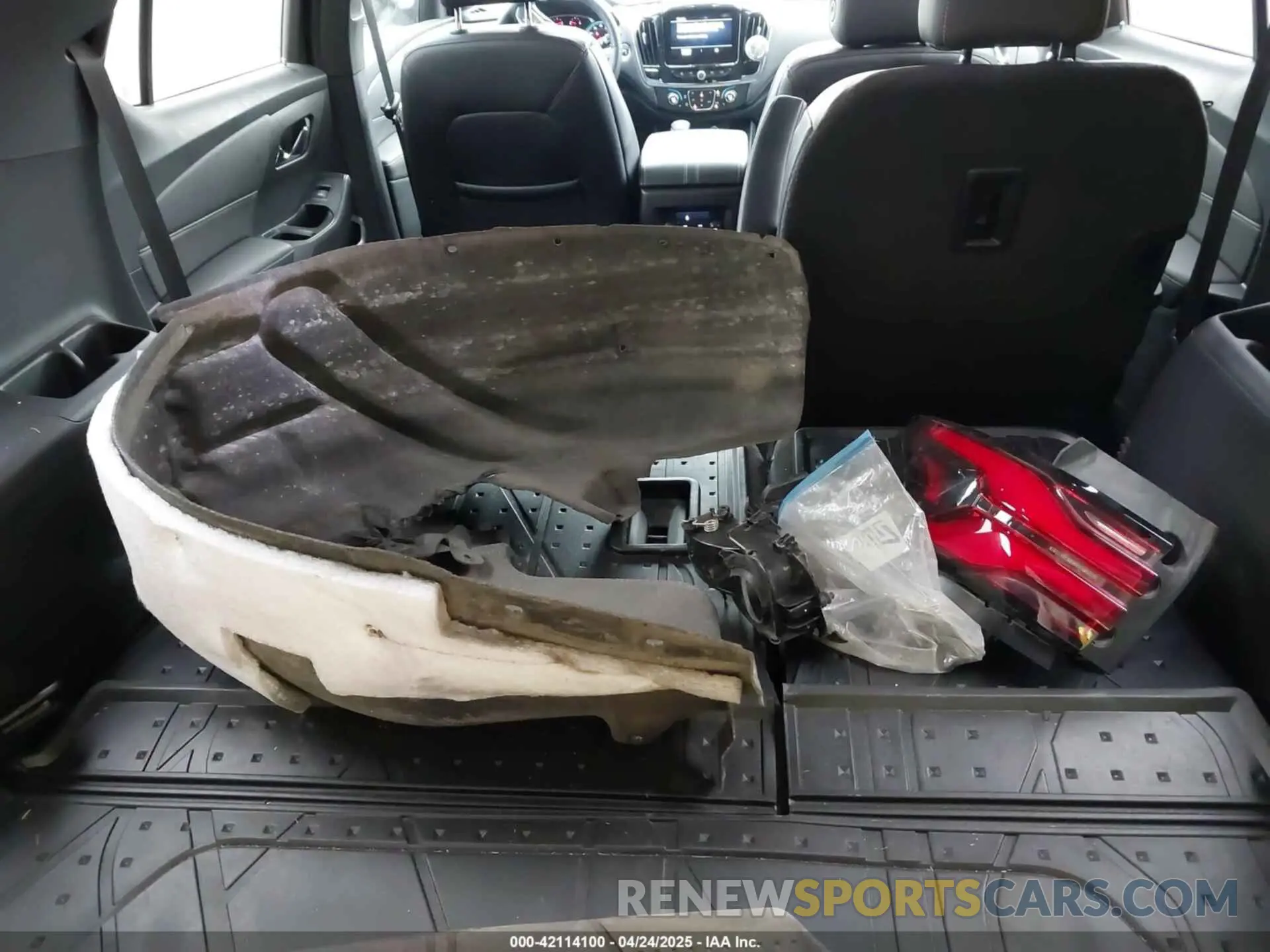 12 Photograph of a damaged car 1GNERHKWXPJ194379 CHEVROLET TRAVERSE 2023