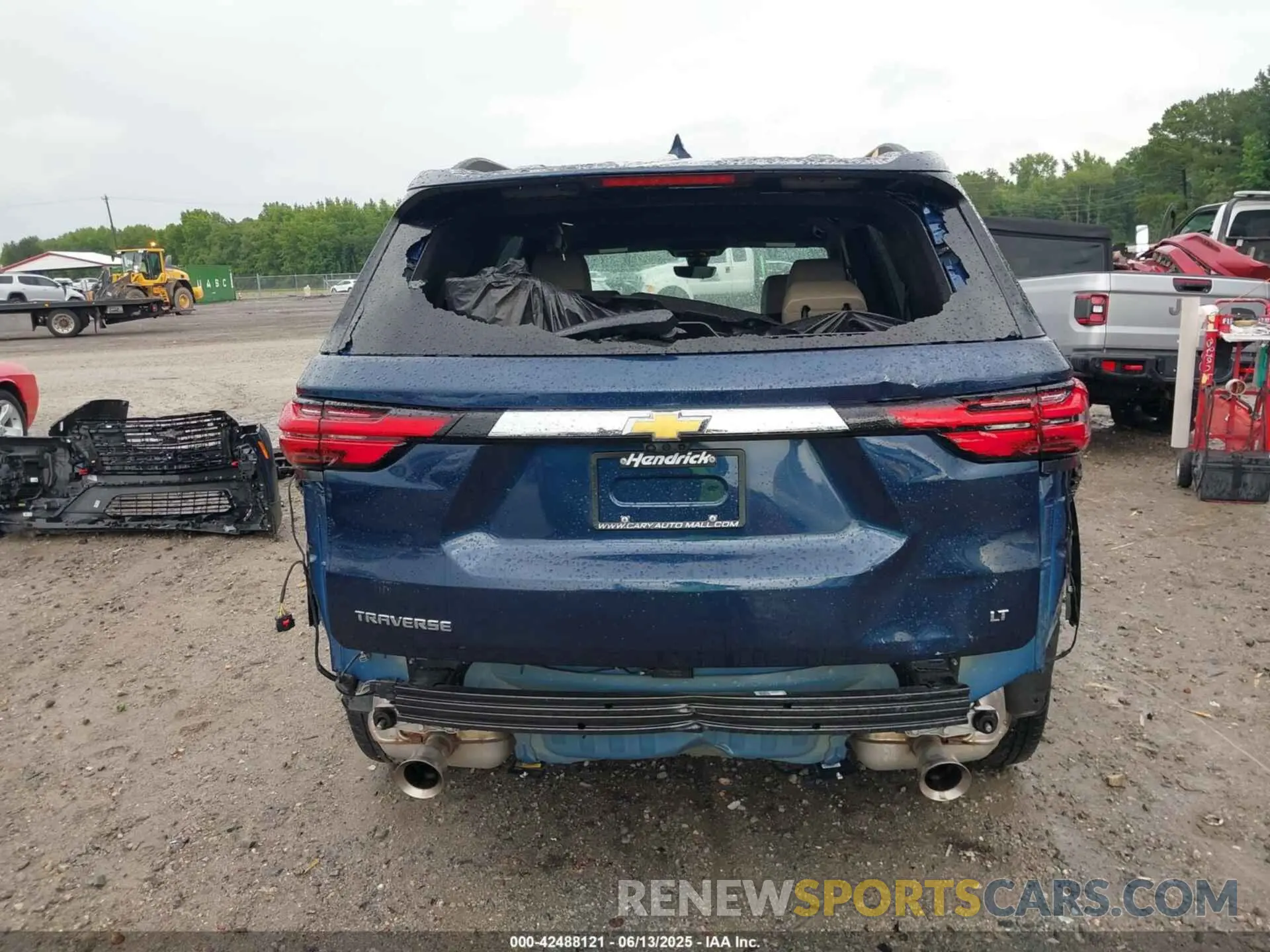 17 Photograph of a damaged car 1GNERHKWXPJ215327 CHEVROLET TRAVERSE 2023