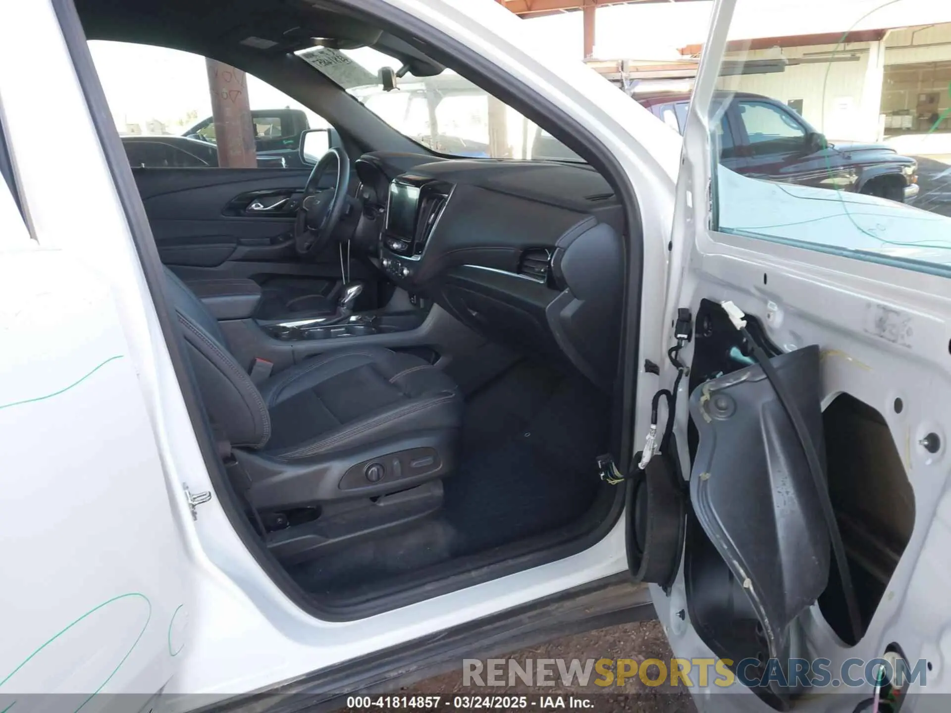 5 Photograph of a damaged car 1GNERJKW7PJ230813 CHEVROLET TRAVERSE 2023