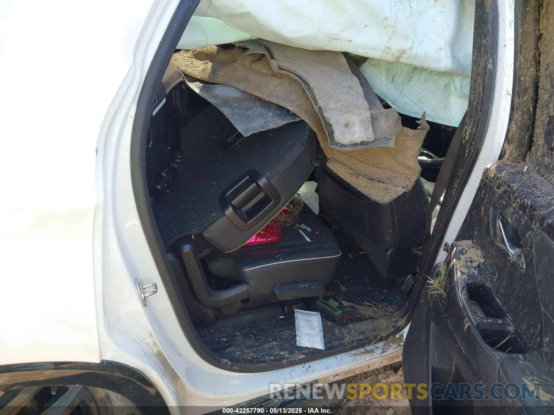 8 Photograph of a damaged car 1GNERKKW2PJ308520 CHEVROLET TRAVERSE 2023