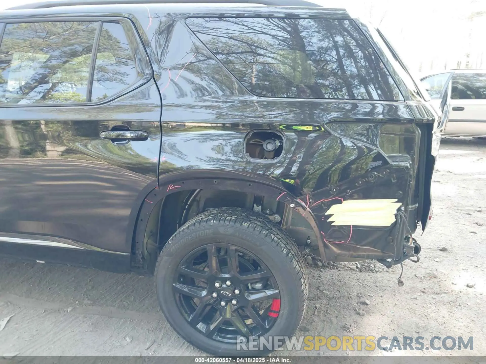 18 Photograph of a damaged car 1GNERKKW8PJ334863 CHEVROLET TRAVERSE 2023