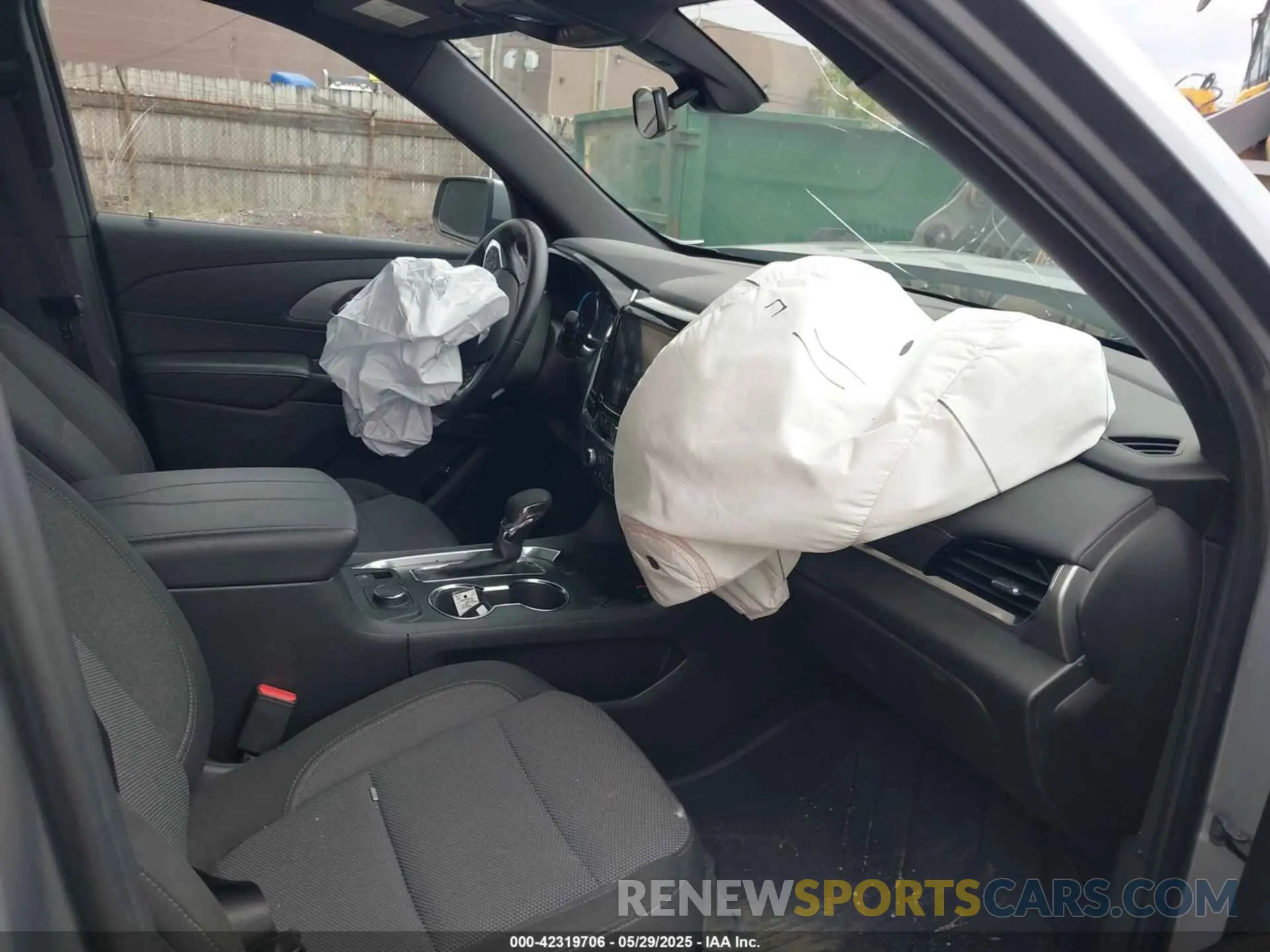 5 Photograph of a damaged car 1GNEVGKW0PJ301882 CHEVROLET TRAVERSE 2023