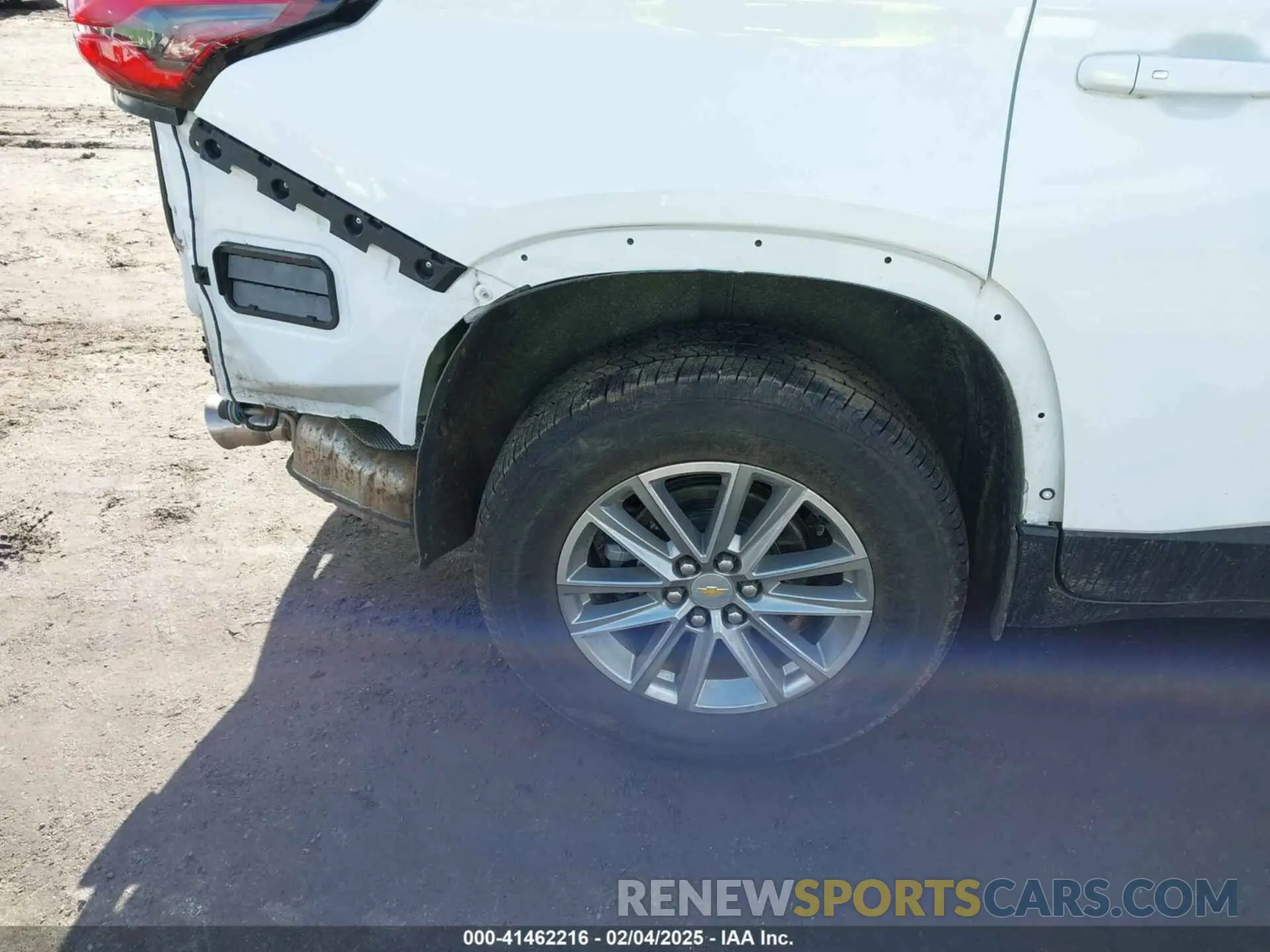 18 Photograph of a damaged car 1GNEVGKW3PJ224425 CHEVROLET TRAVERSE 2023