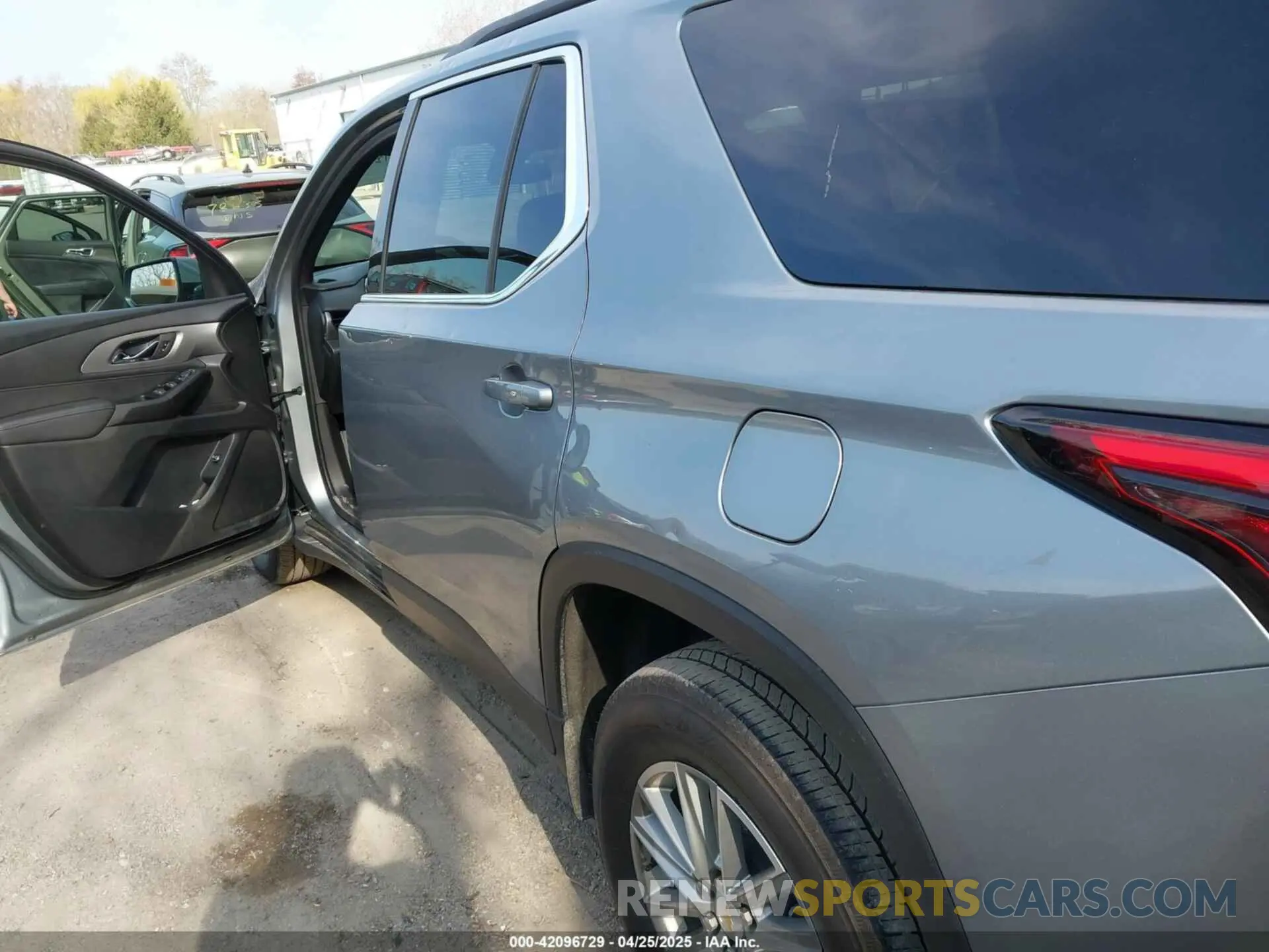 18 Photograph of a damaged car 1GNEVGKW7PJ324625 CHEVROLET TRAVERSE 2023