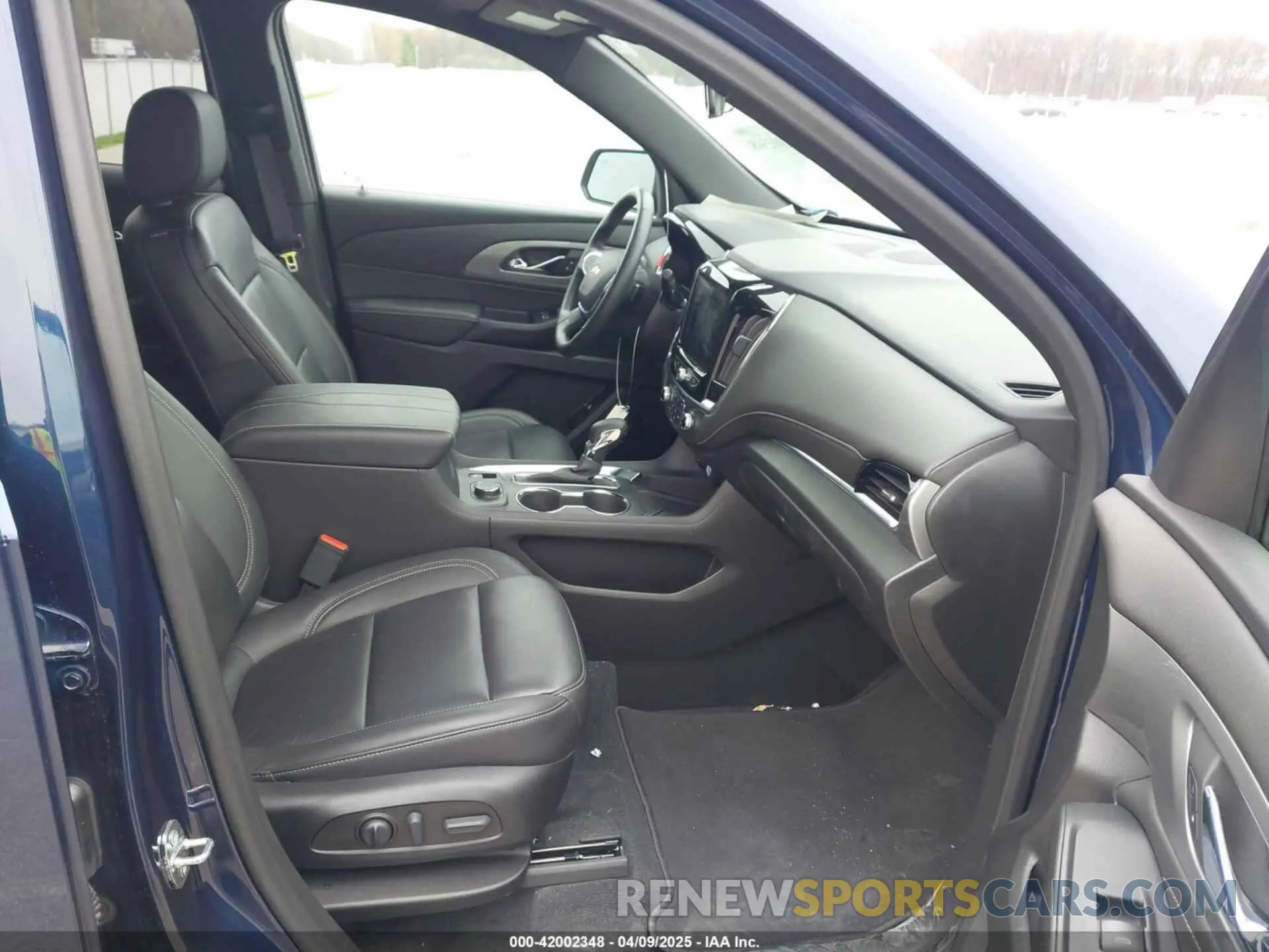 5 Photograph of a damaged car 1GNEVHKW0PJ120044 CHEVROLET TRAVERSE 2023
