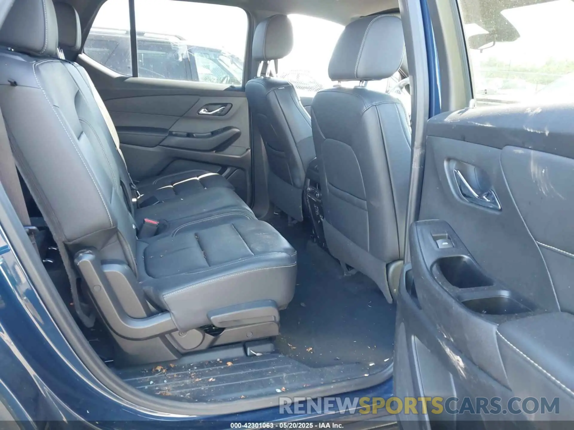 8 Photograph of a damaged car 1GNEVHKW1PJ232125 CHEVROLET TRAVERSE 2023