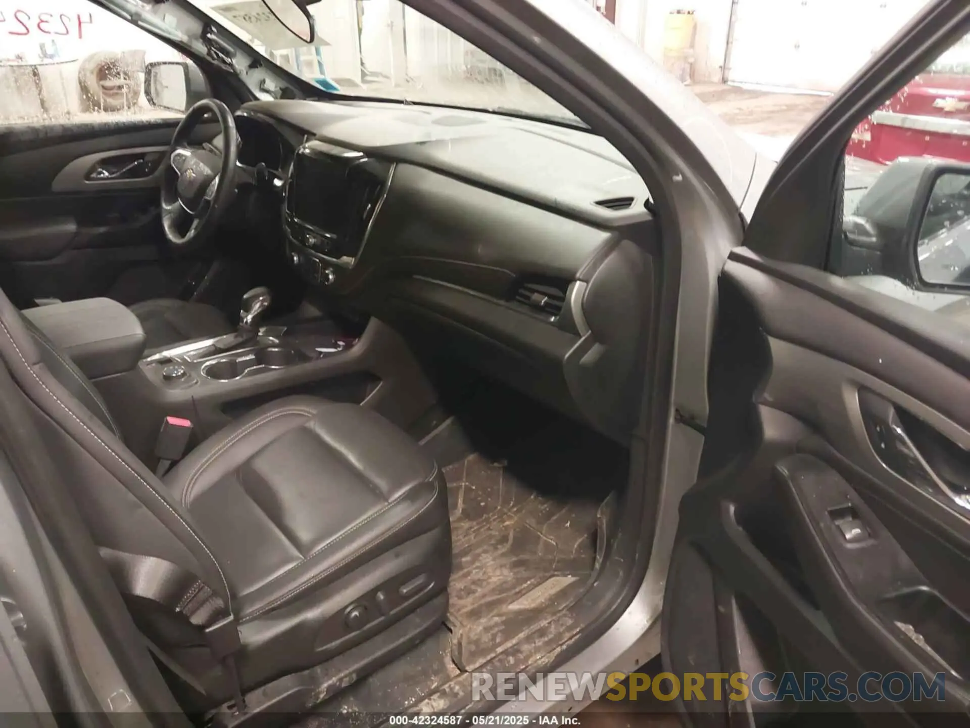 5 Photograph of a damaged car 1GNEVHKW6PJ226546 CHEVROLET TRAVERSE 2023