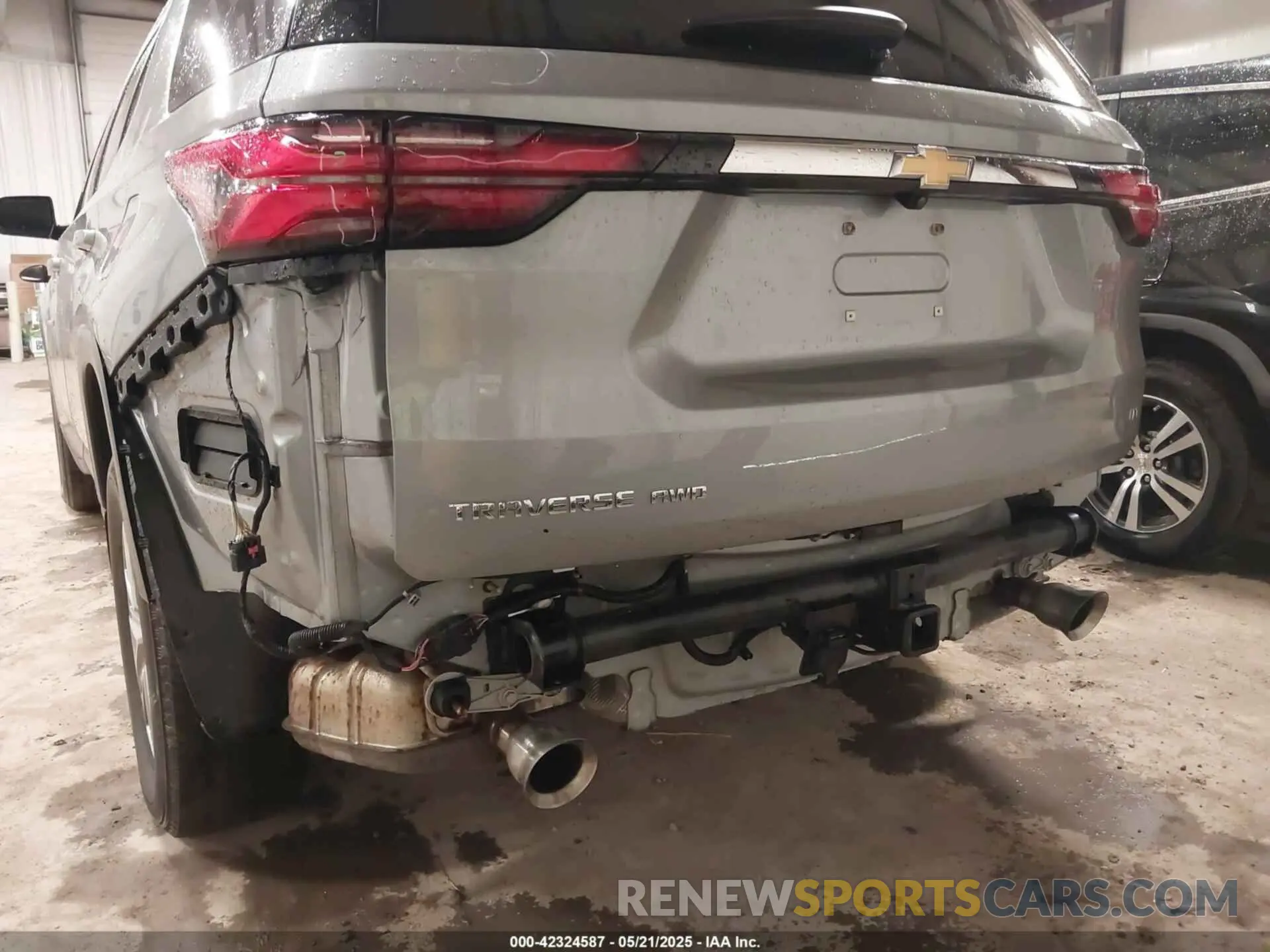 6 Photograph of a damaged car 1GNEVHKW6PJ226546 CHEVROLET TRAVERSE 2023