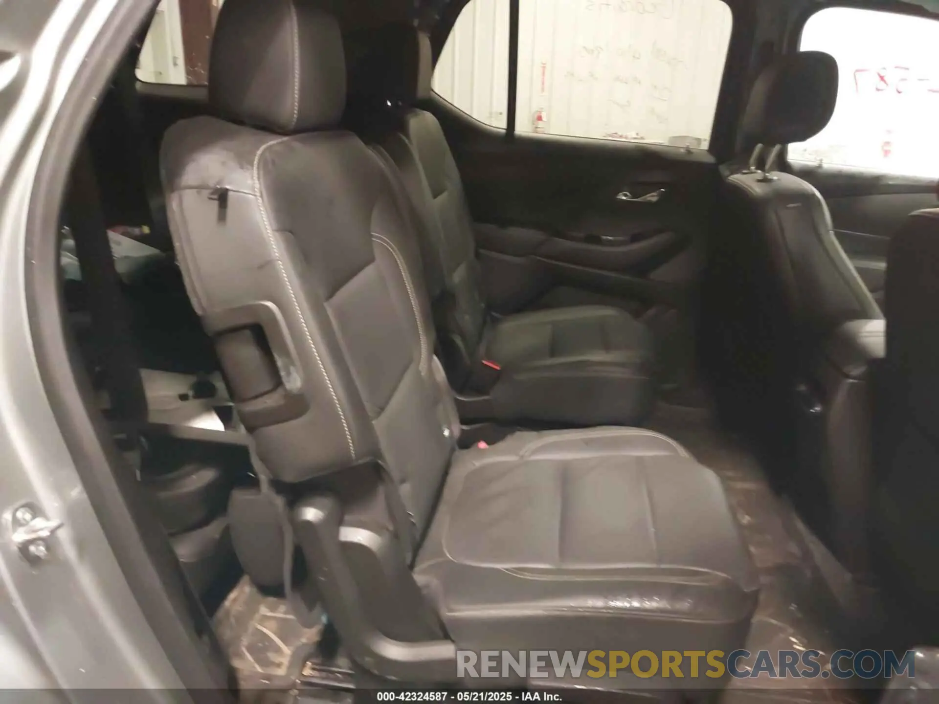 8 Photograph of a damaged car 1GNEVHKW6PJ226546 CHEVROLET TRAVERSE 2023