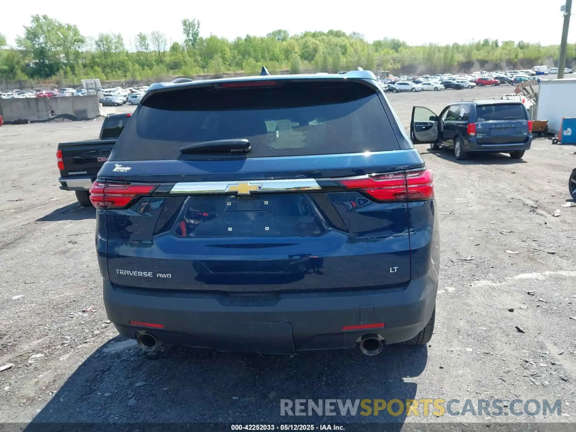 16 Photograph of a damaged car 1GNEVHKWXPJ264538 CHEVROLET TRAVERSE 2023