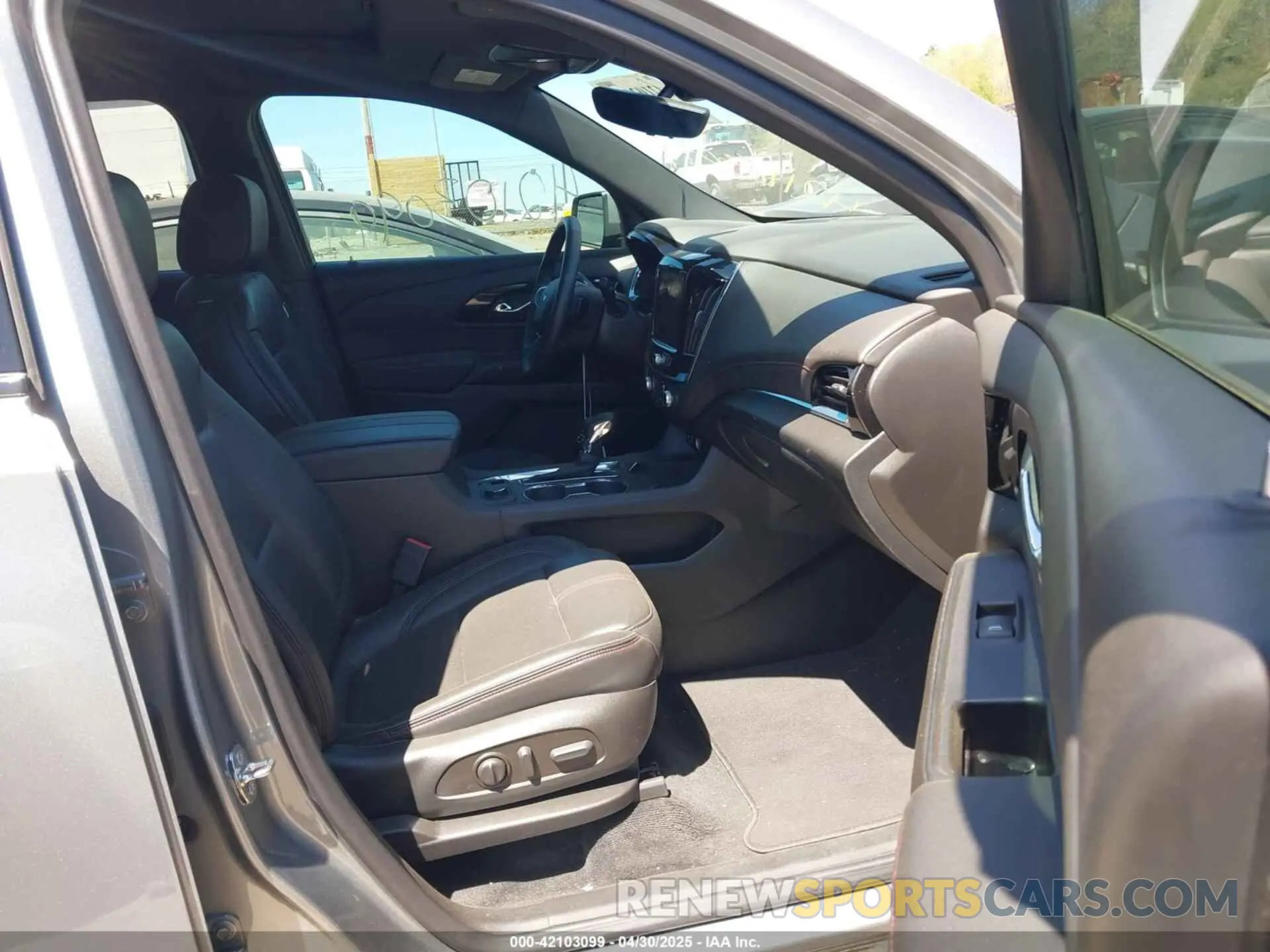 5 Photograph of a damaged car 1GNEVJKWXPJ245883 CHEVROLET TRAVERSE 2023