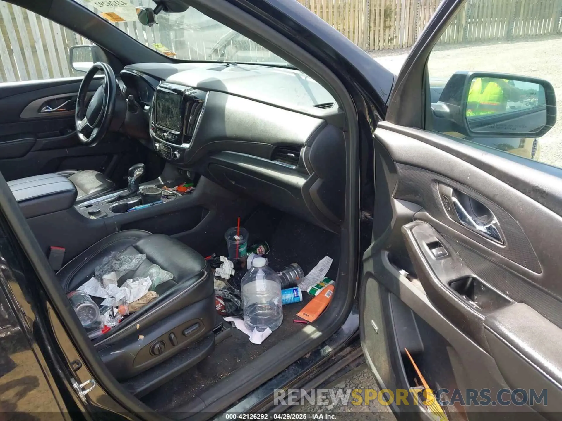 5 Photograph of a damaged car 1GNEVKKW0PJ237460 CHEVROLET TRAVERSE 2023